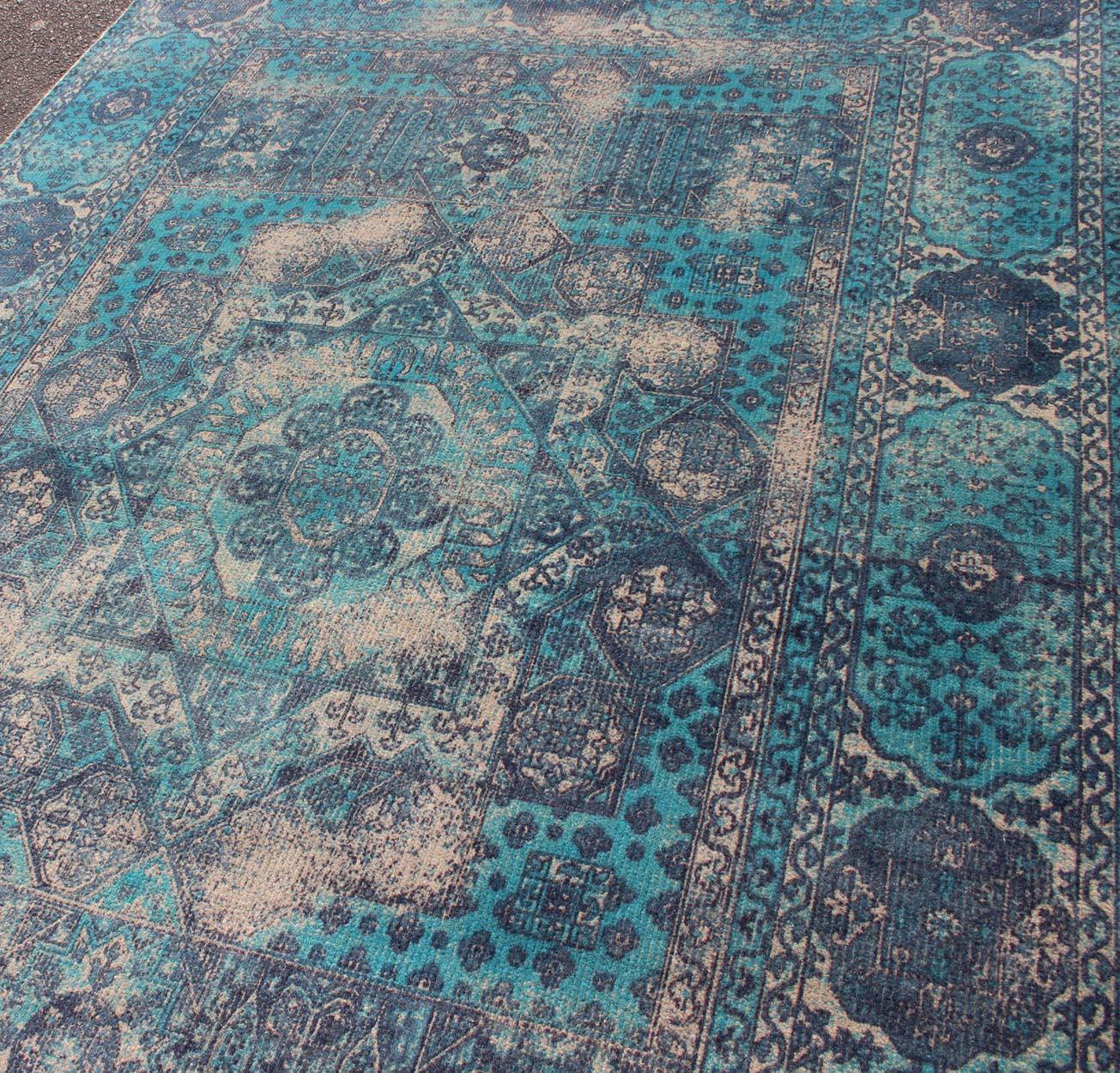 Maße: 5'0 x 8'0
Keivan Woven Arts / Teppich/ OB-9364119, Herkunftsland / Art: Indien / Modern, ca. 21. Jahrhundert
Handgefertigter moderner Teppich mit heiteren ozeanischen Farbtönen 5 x 8. 

Dieser bemerkenswerte Teppich zeigt eine Symphonie