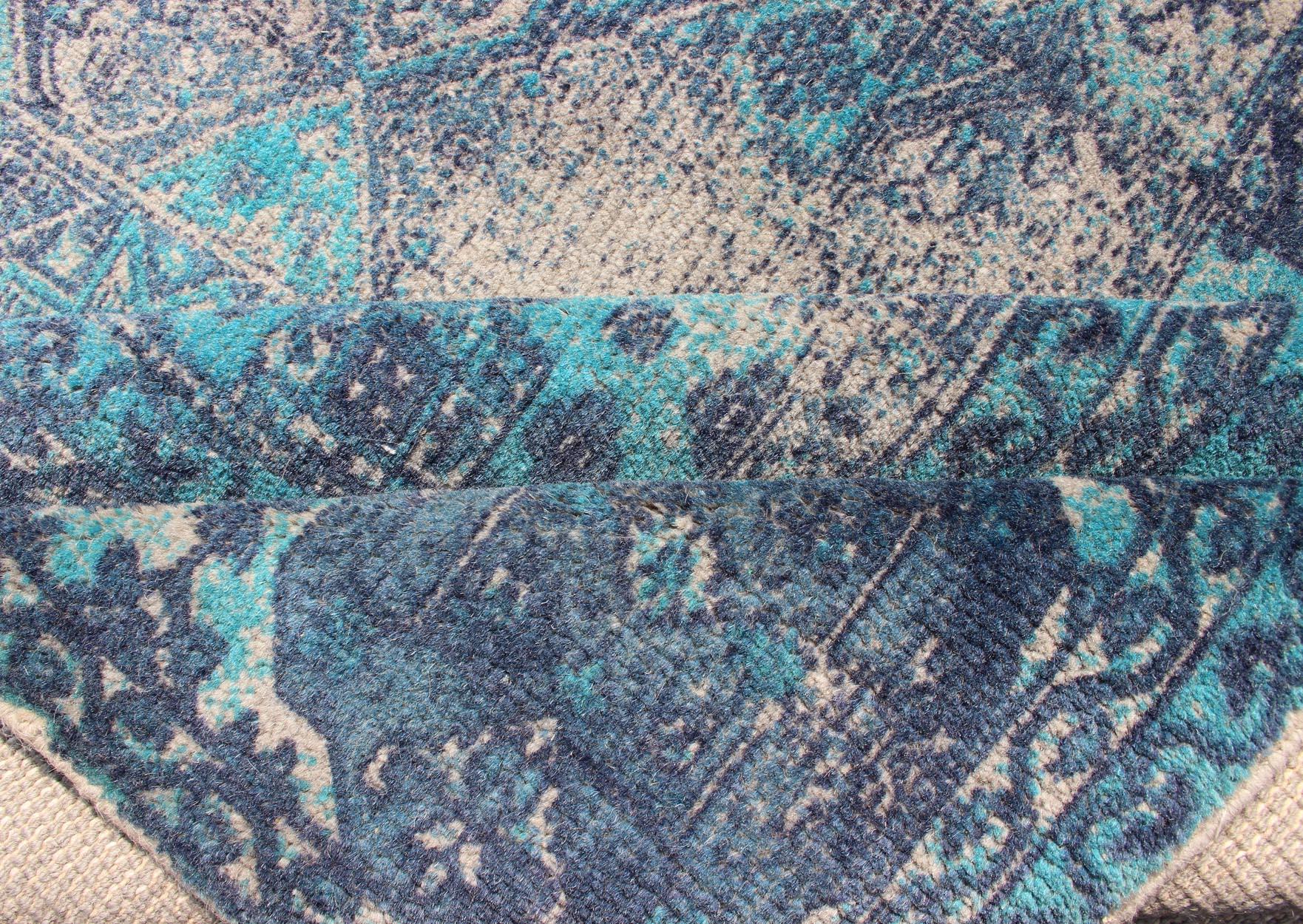 Handgefertigter moderner Teppich mit heiteren ozeanischen Farbtönen 5 x 8 (Wolle) im Angebot