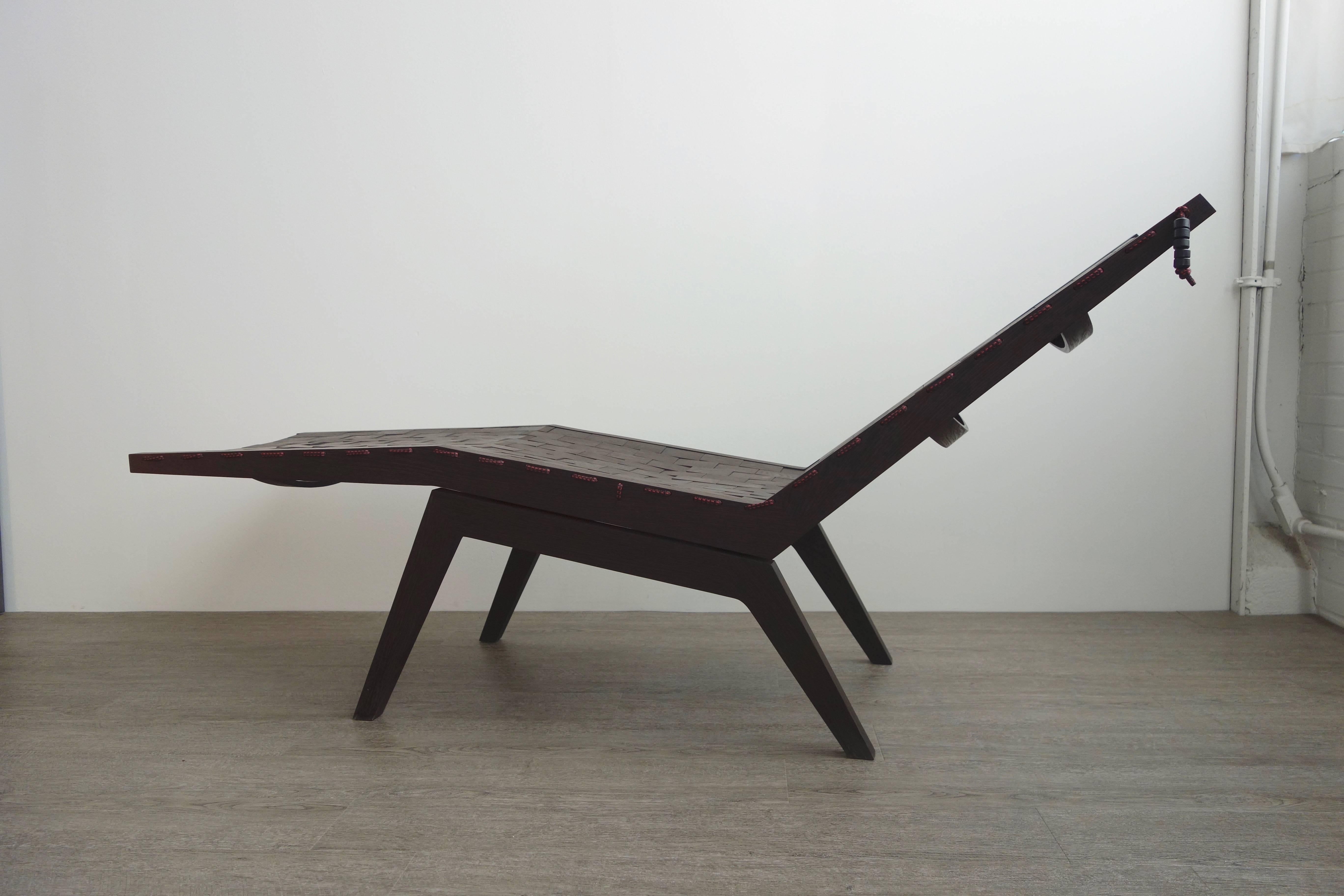 Travail du bois Chaise longue moderne en wengé, fabriquée à la main, The Moderns MODERN en vente