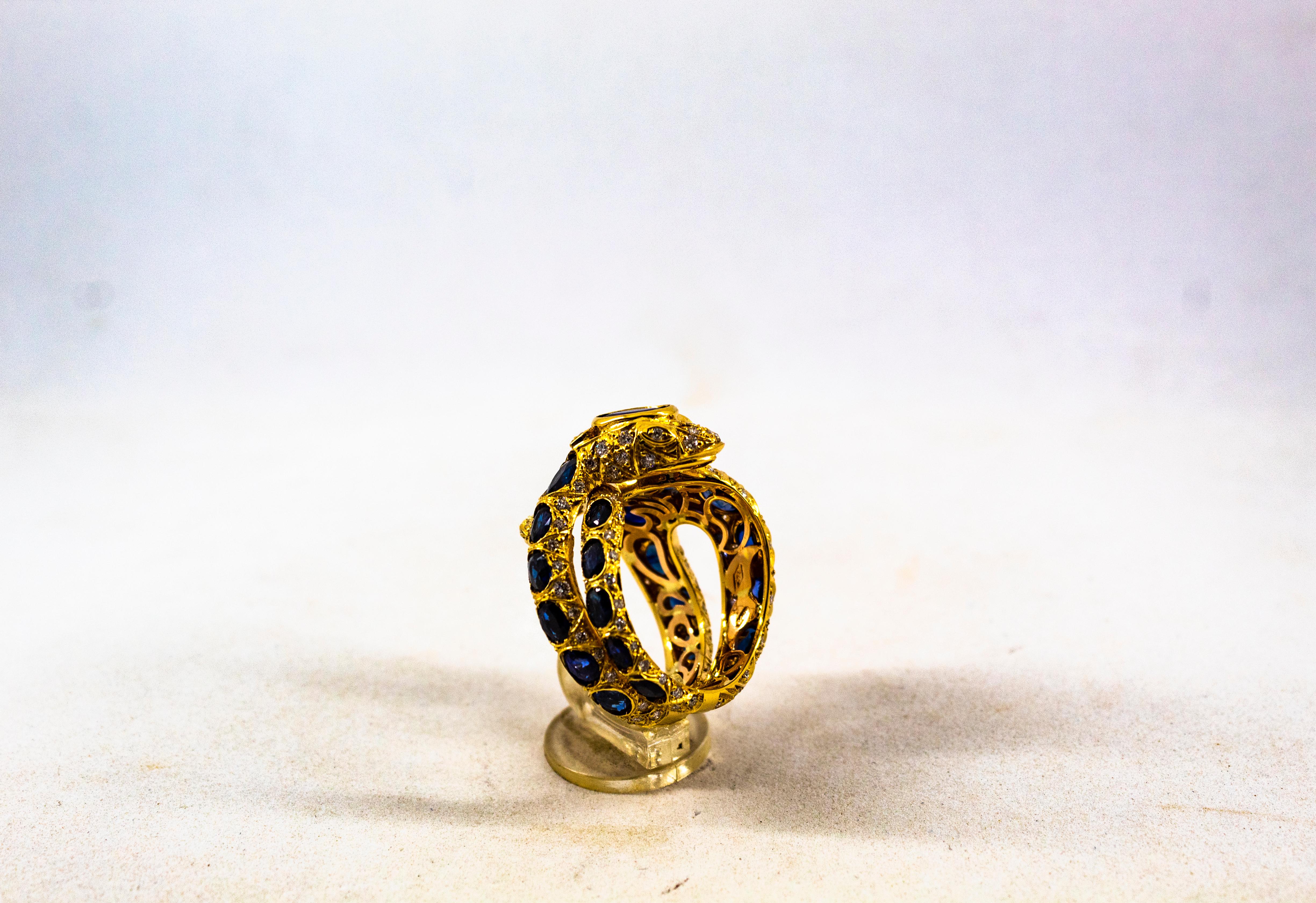 Bague cocktail « serpent » moderne en or jaune avec diamants blancs et saphirs bleus, fabriquée à la main en vente 5