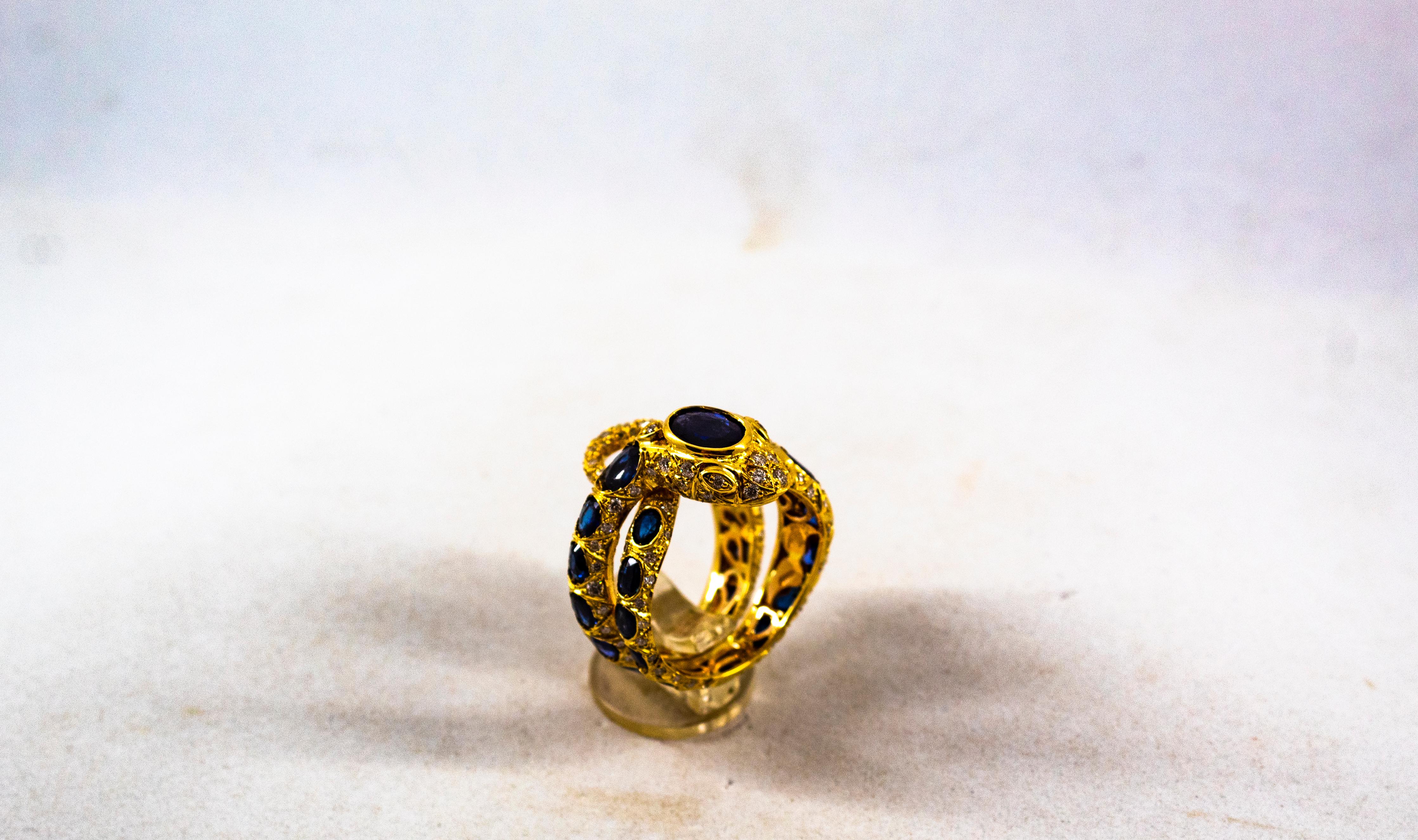 Bague cocktail « serpent » moderne en or jaune avec diamants blancs et saphirs bleus, fabriquée à la main en vente 6