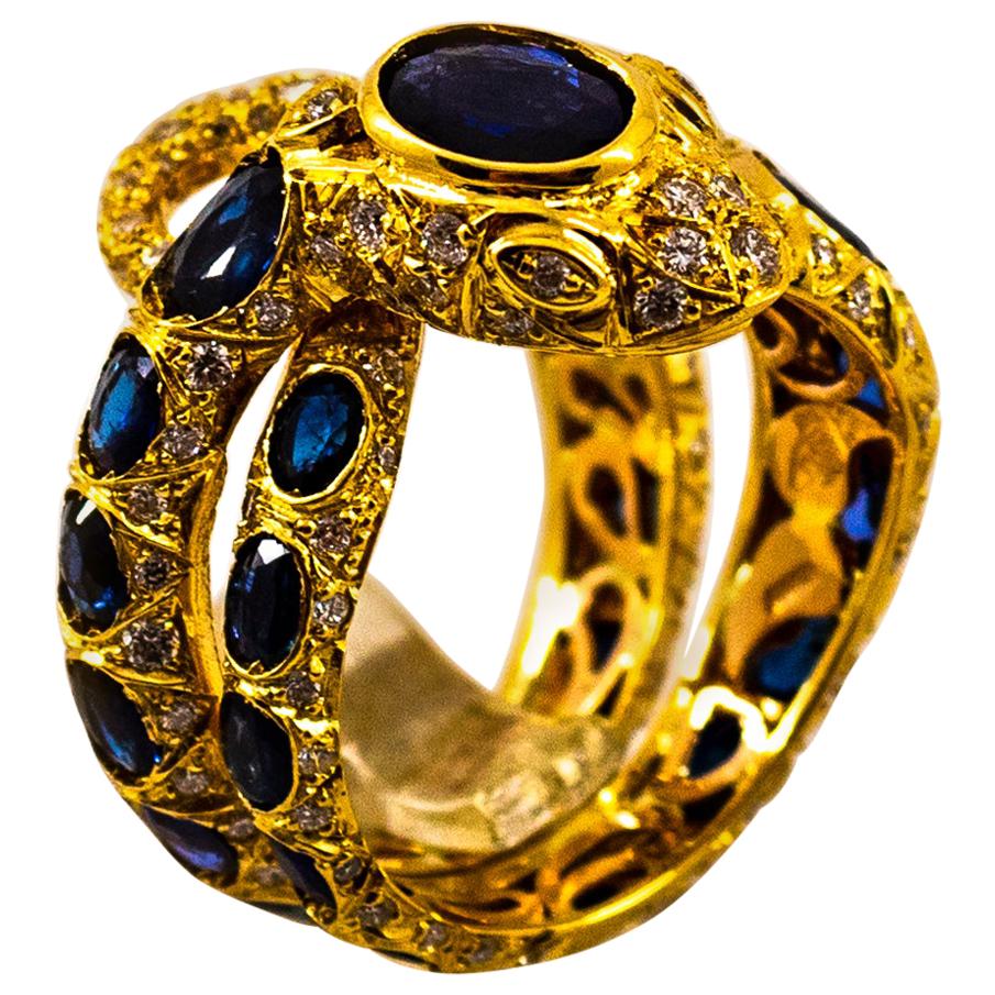 Handgefertigter moderner Cocktail-Ring "Schlange" aus Gelbgold mit weißem Diamant und blauem Saphir