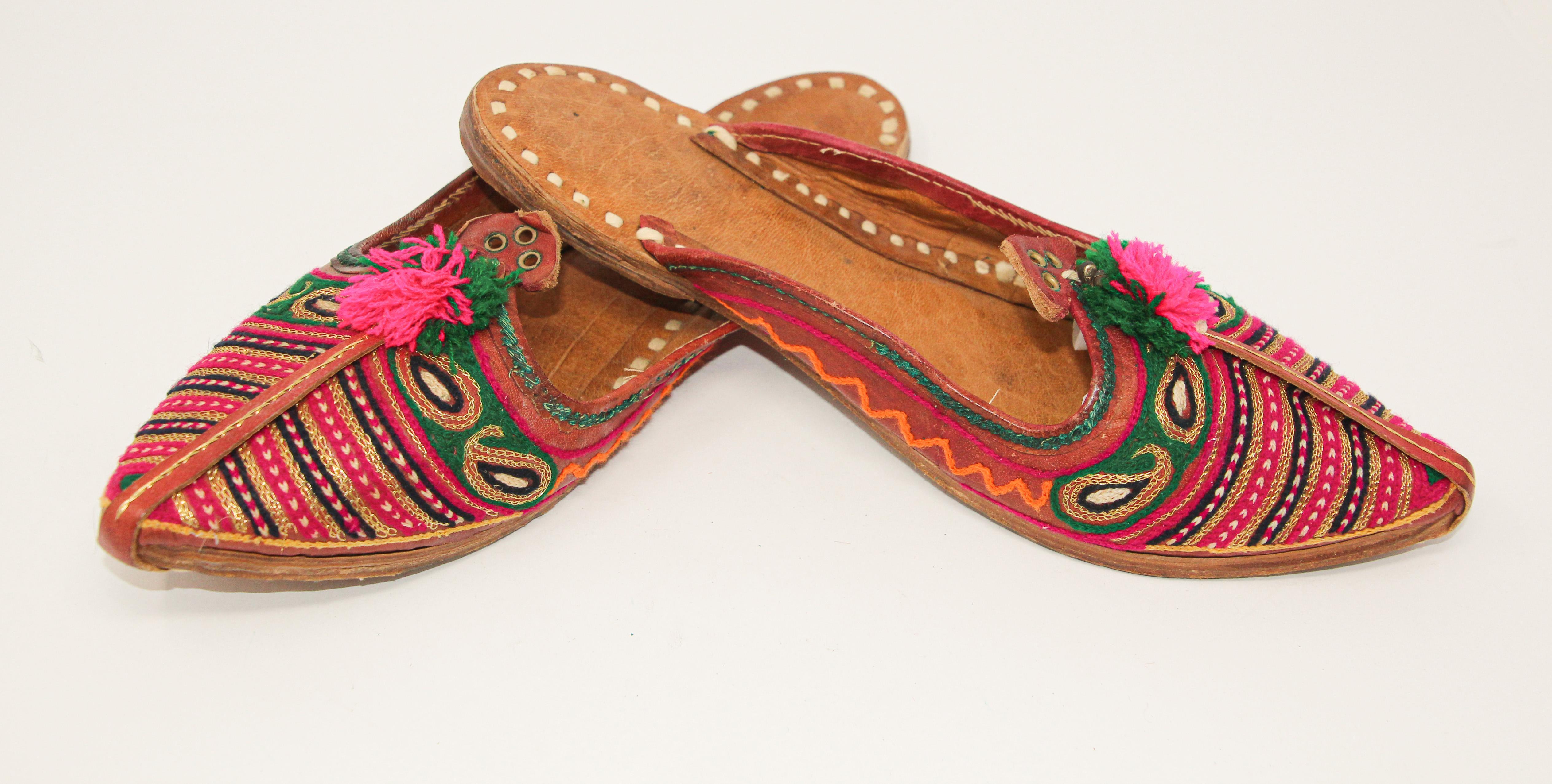 Handcrafted Moorish Leather Ethnic Turkish Gold Embroidered Shoes In Good Condition For Sale In North Hollywood, CA