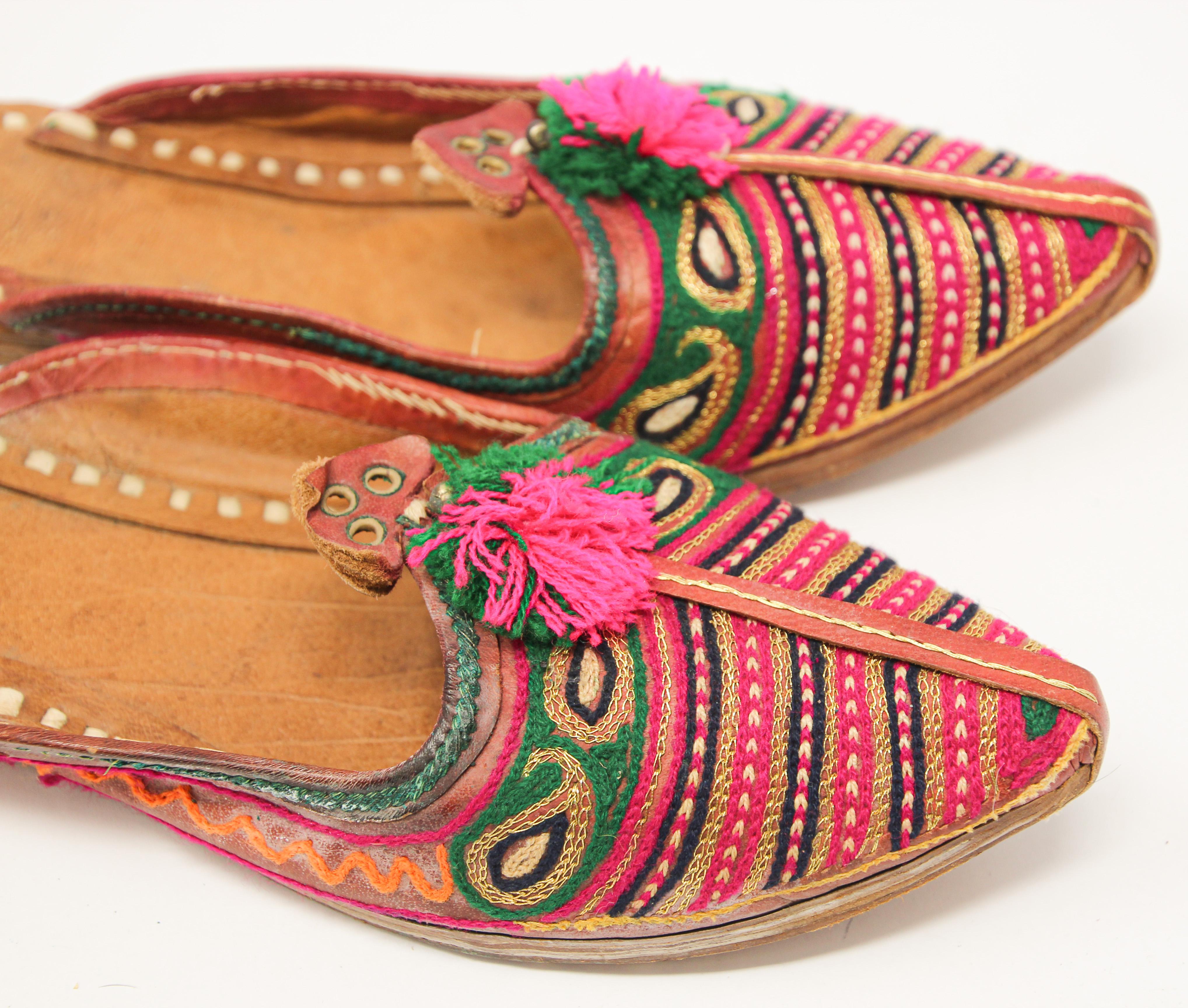 Handcrafted Moorish Leather Ethnic Turkish Gold Embroidered Shoes In Good Condition For Sale In North Hollywood, CA