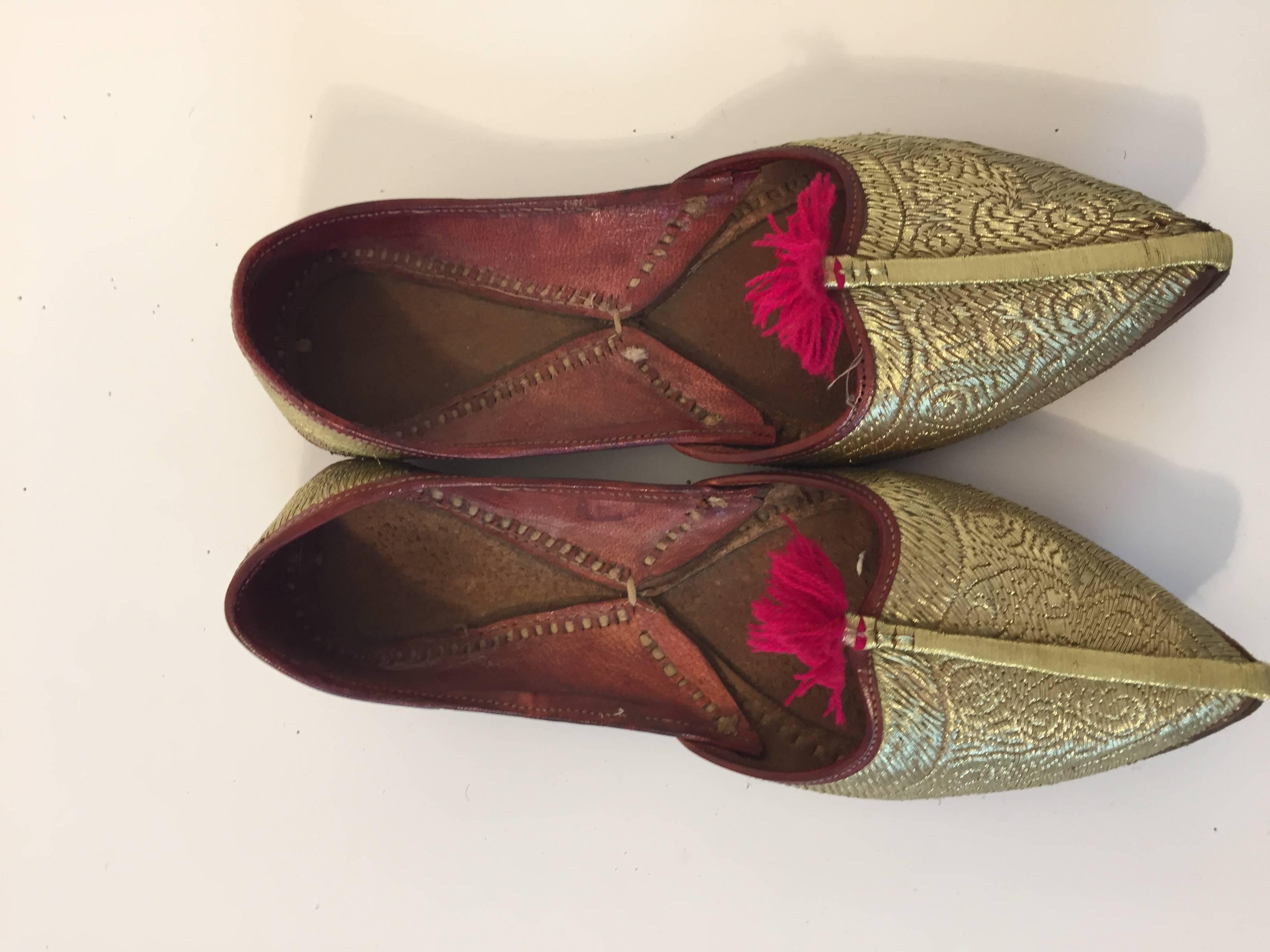 Vintage Moorish Turkish leather slippers with intricate gold embroideries pointed toe.
Leather hand-sewn and embroidered with metallic gold thread ethnic flat loafers.
Great pair of exotic slippers to use for your next Moroccan, Arabian Night party