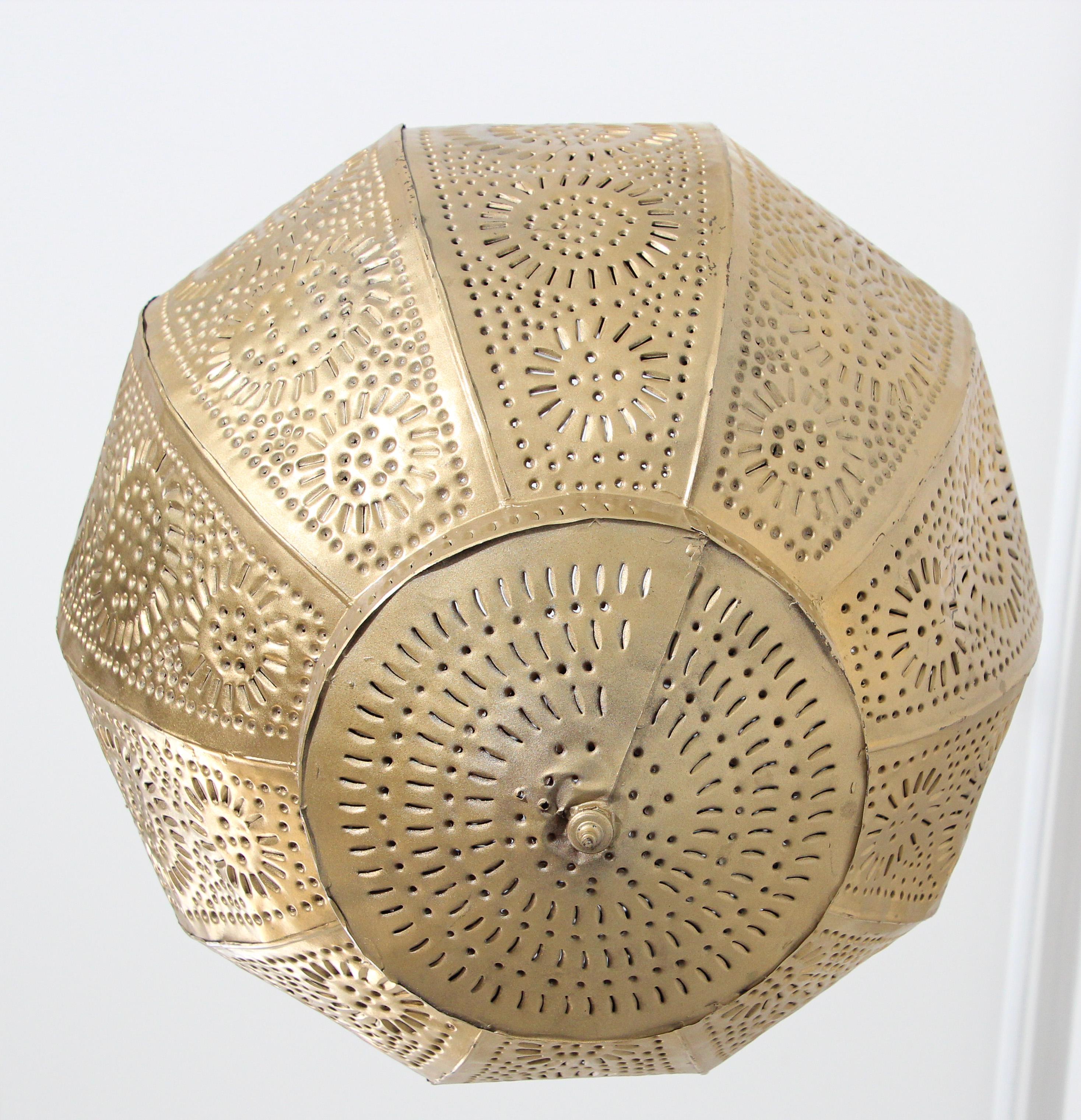 Pendentif marocain en métal doré fabriqué à la main, Afrique du Nord en vente 1