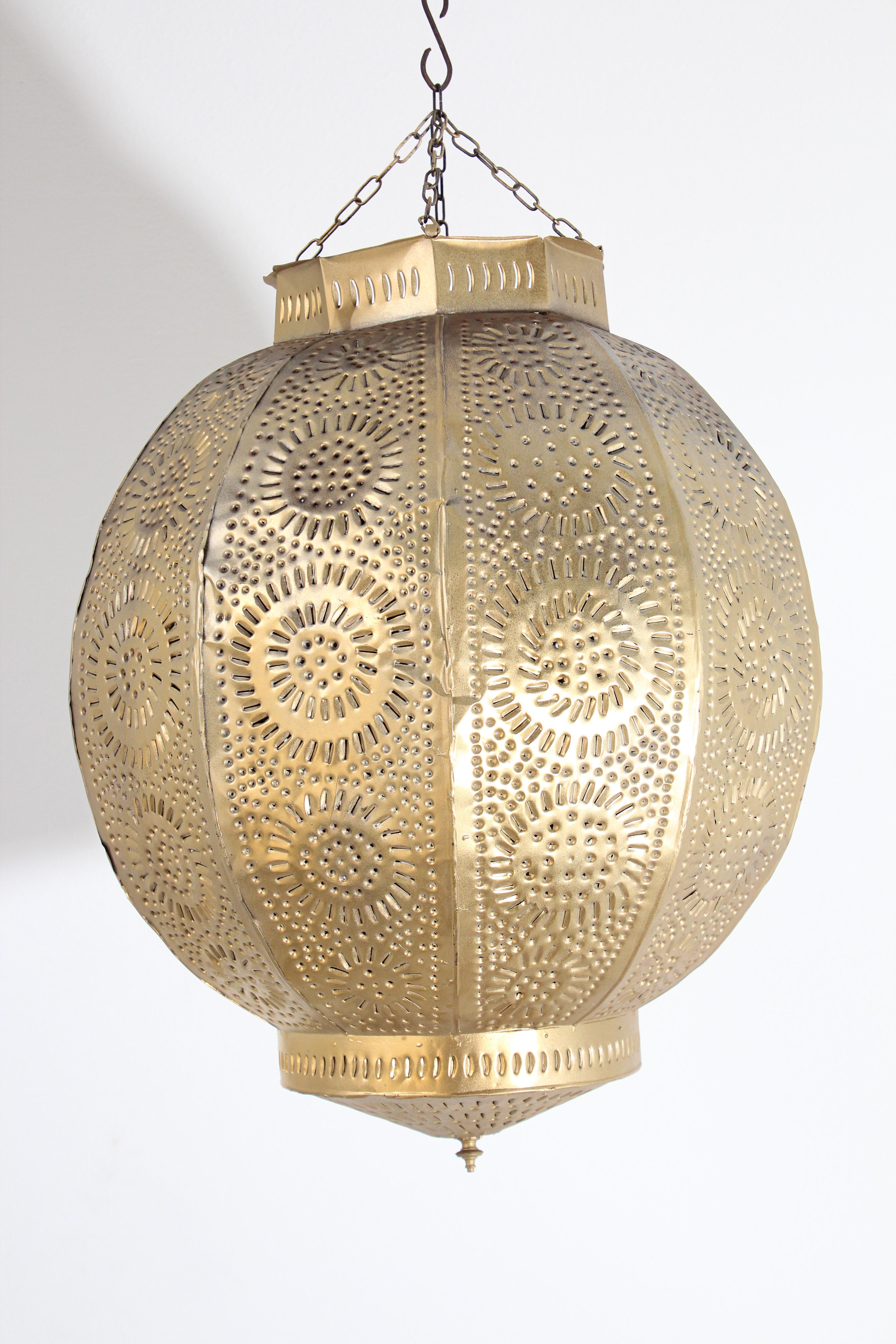 Mauresque Pendentif marocain en métal doré fabriqué à la main, Afrique du Nord en vente
