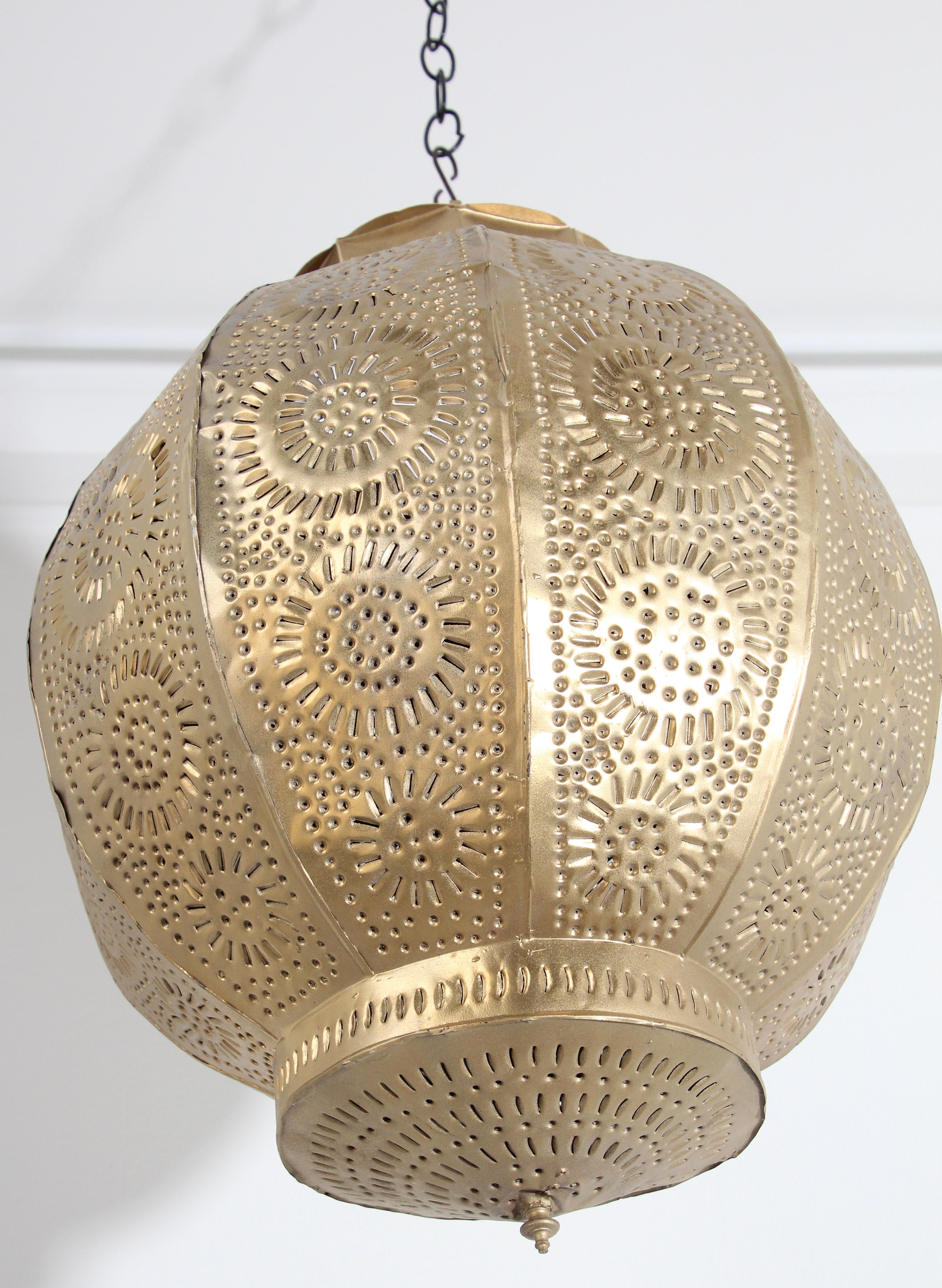 Pendentif marocain en métal doré fabriqué à la main, Afrique du Nord Bon état - En vente à North Hollywood, CA