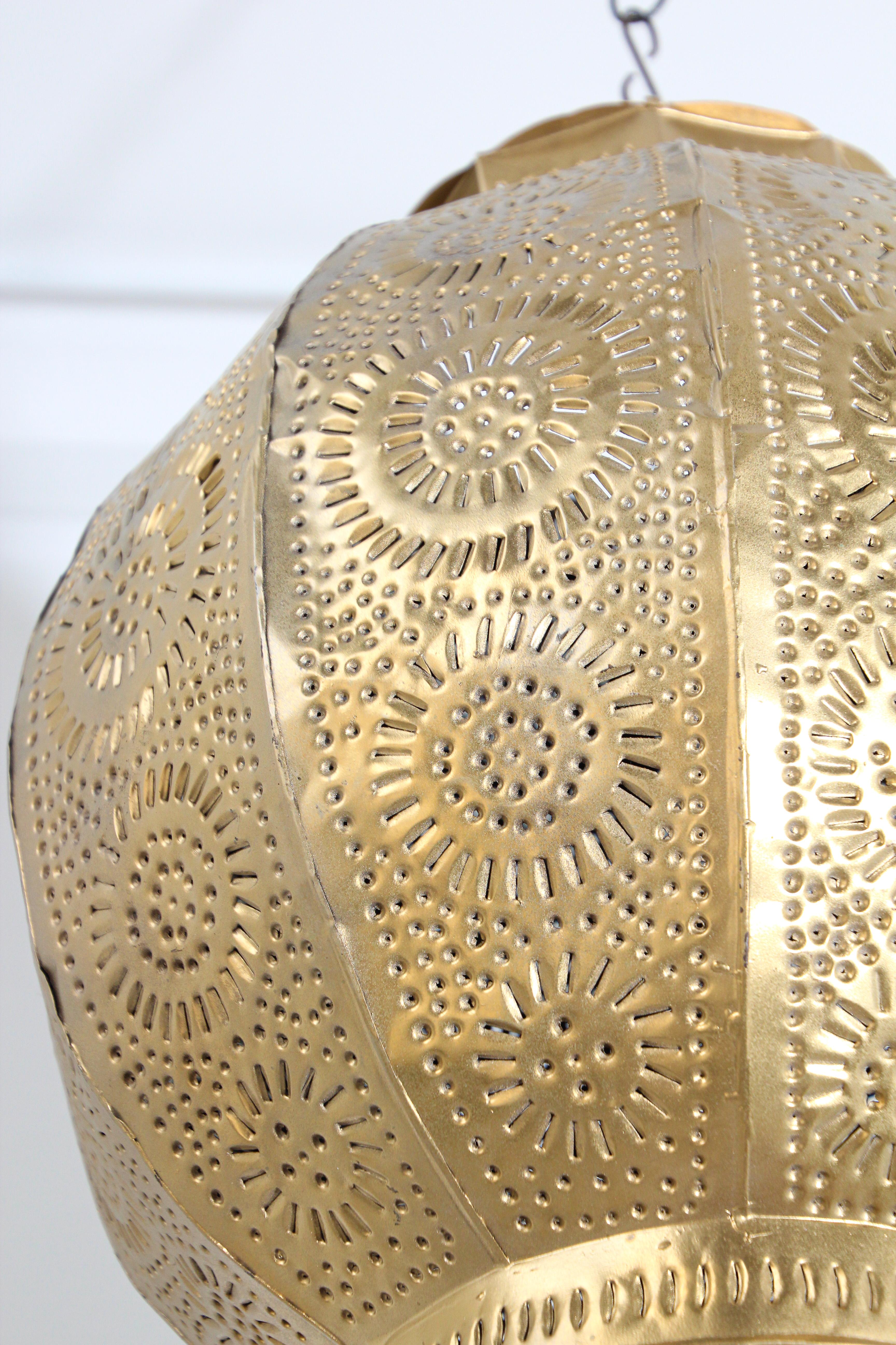 20ième siècle Pendentif marocain en métal doré fabriqué à la main, Afrique du Nord en vente
