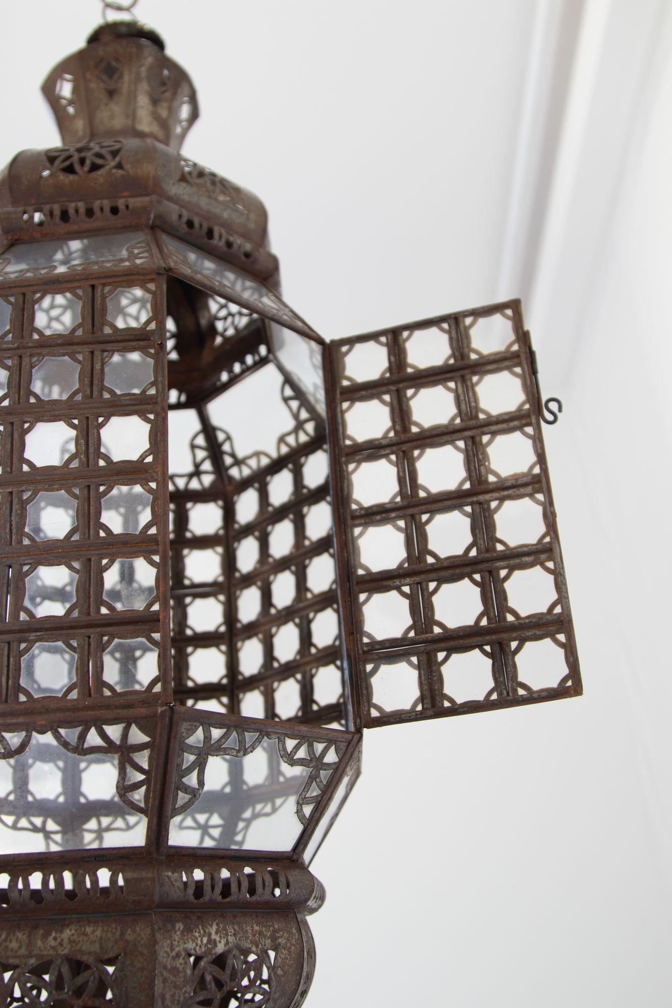 Lanterne marocaine fabriquée à la main avec verre transparent et métal mauresque filigrane en vente 3