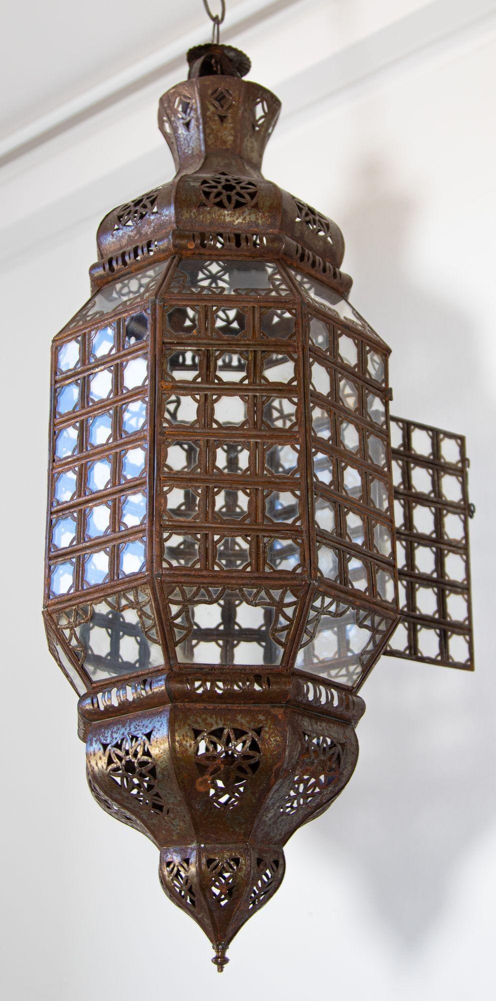 Lanterne marocaine fabriquée à la main avec verre transparent et métal mauresque filigrane en vente 5