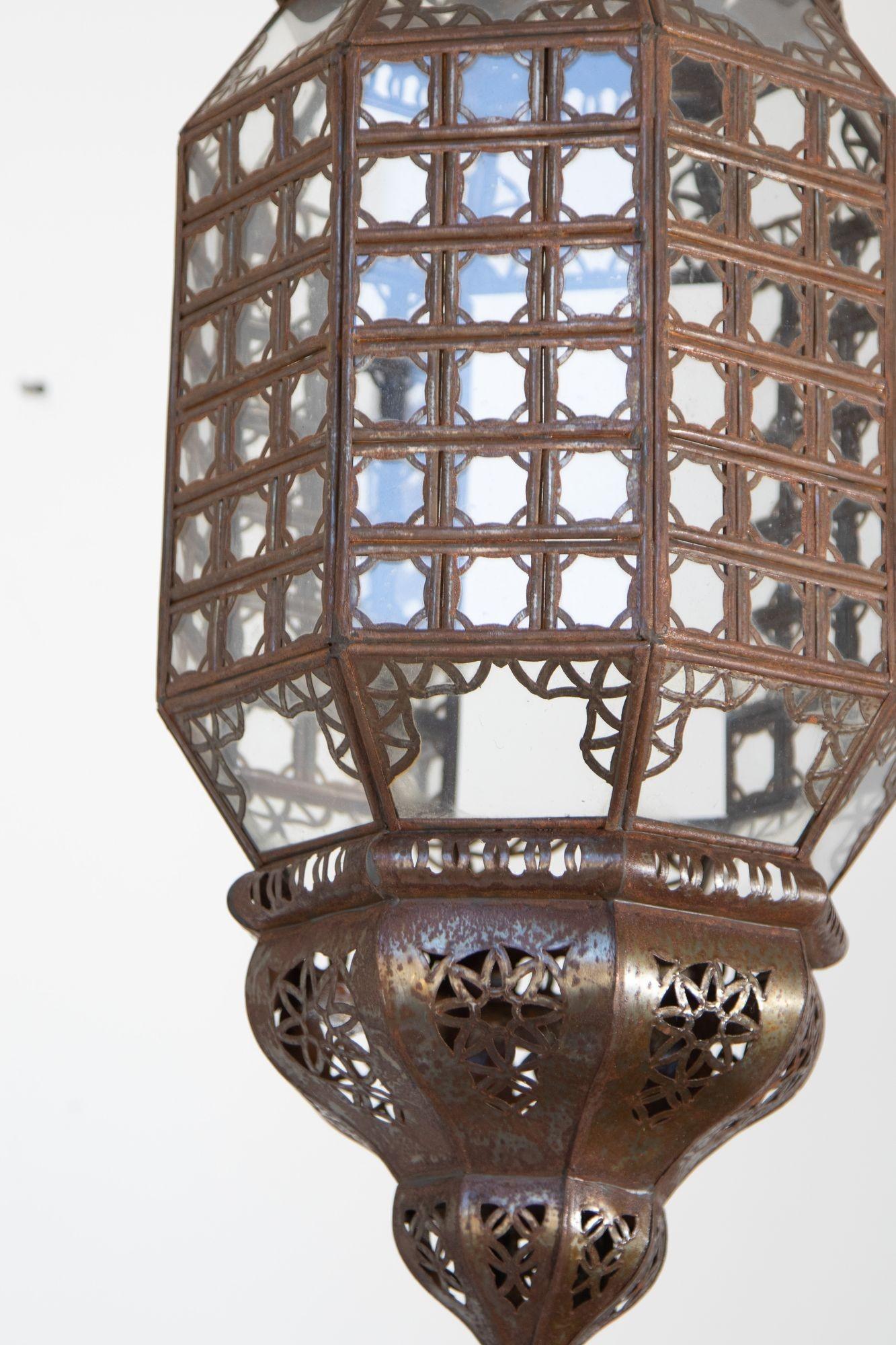 Lanterne marocaine fabriquée à la main avec verre transparent et métal mauresque filigrane en vente 6