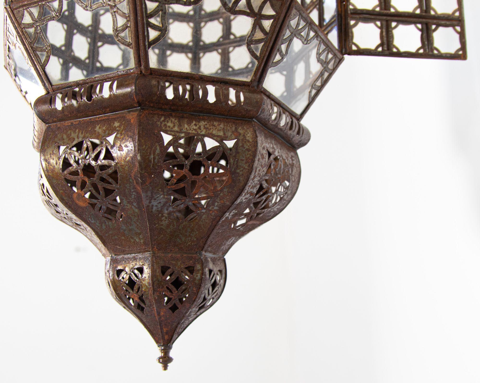 Marocain Lanterne marocaine fabriquée à la main avec verre transparent et métal mauresque filigrane en vente
