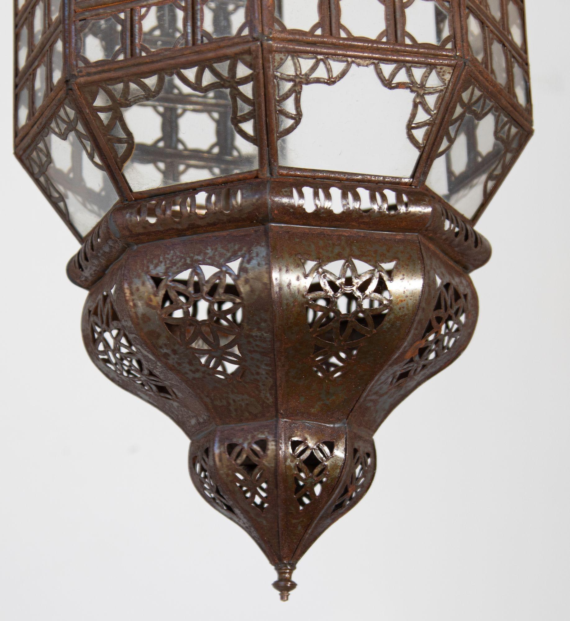 Handgefertigte marokkanische Laterne aus klarem Glas und maurischem Metall Filigran im Zustand „Gut“ im Angebot in North Hollywood, CA
