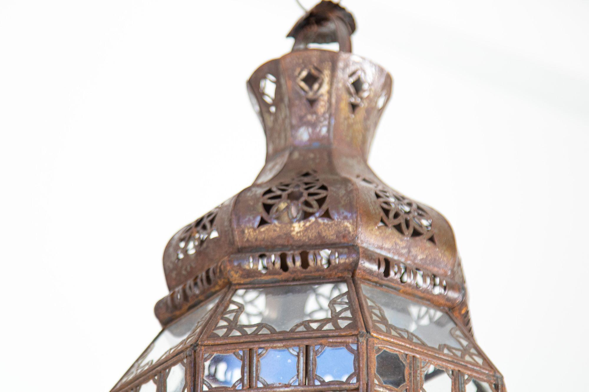 20ième siècle Lanterne marocaine fabriquée à la main avec verre transparent et métal mauresque filigrane en vente