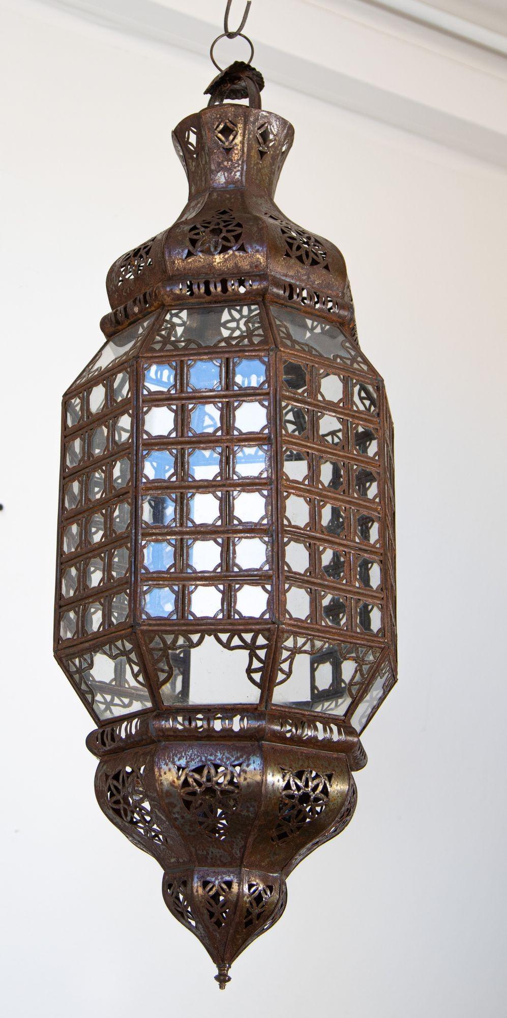 Lanterne marocaine fabriquée à la main avec verre transparent et métal mauresque filigrane en vente