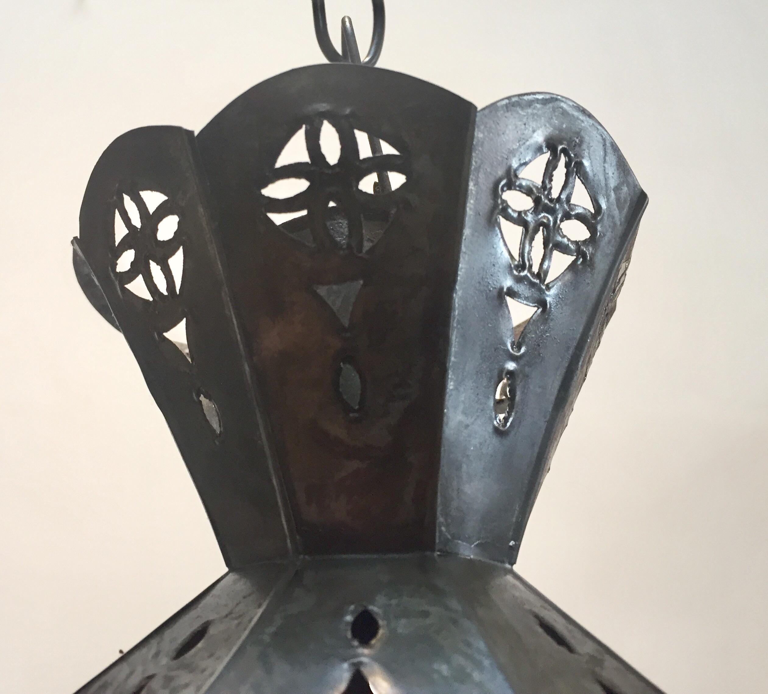 Farol artesanal marroquí de metal y cristal azul, forma octogonal en venta 3