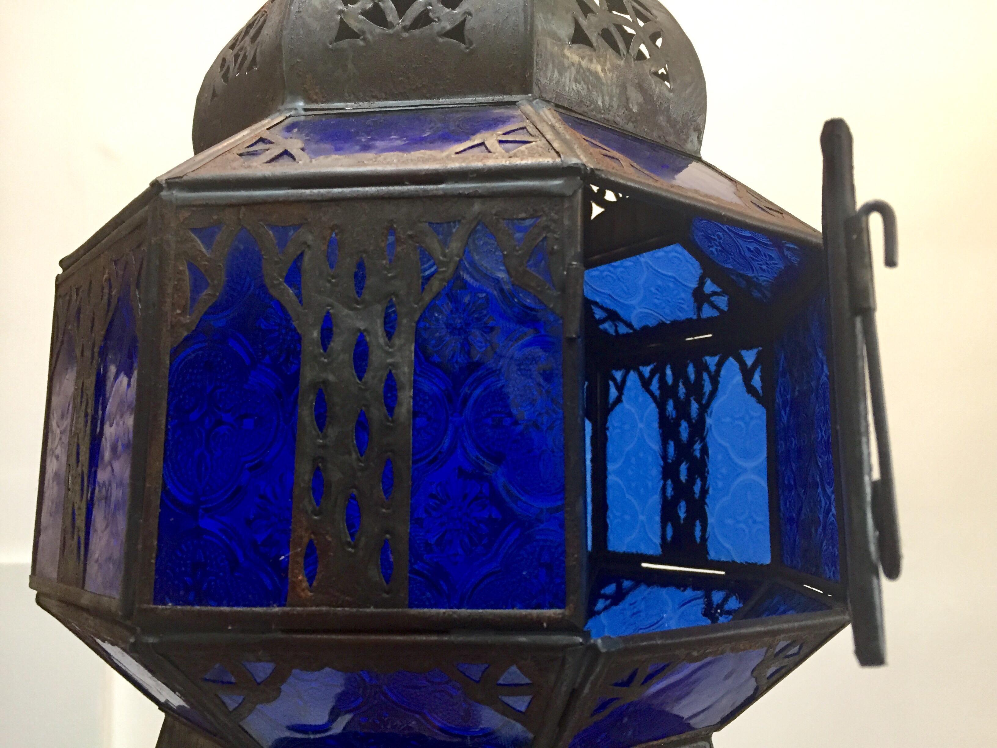 20ième siècle Lanterne marocaine artisanale en métal et verre bleu de forme octogonale en vente