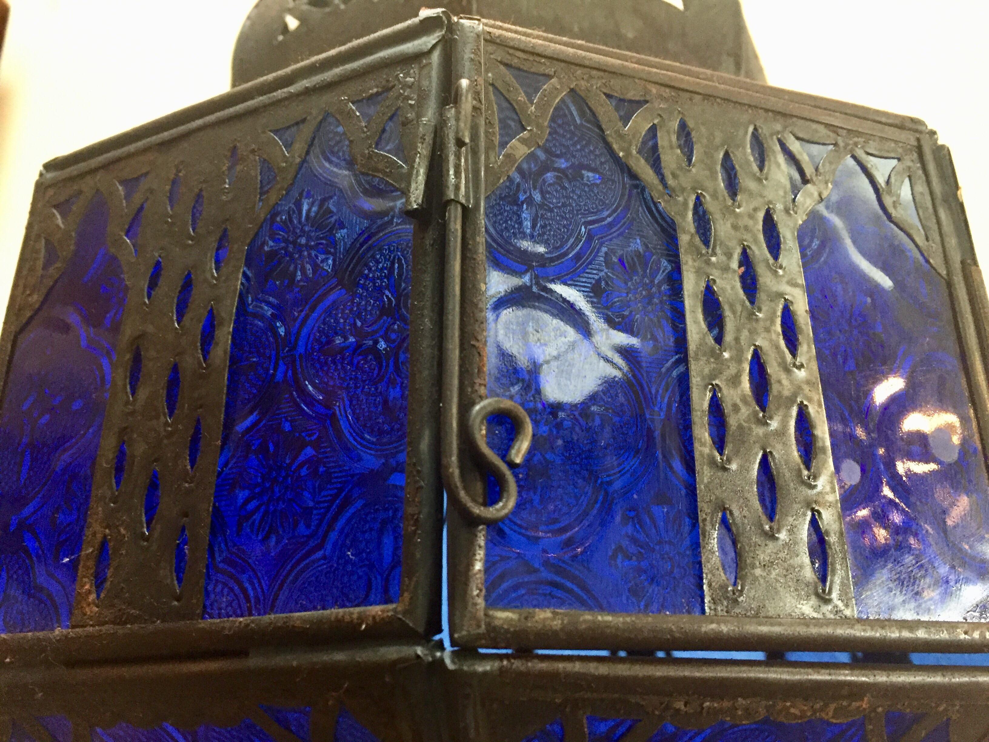 Handgefertigte marokkanische Laterne aus Metall und blauem Glas, achteckige Form im Angebot 1
