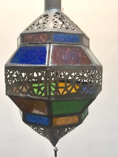 Lanterne octogonale en forme de diamant en métal et verre multicolore, fabriquée à la main au Maroc
