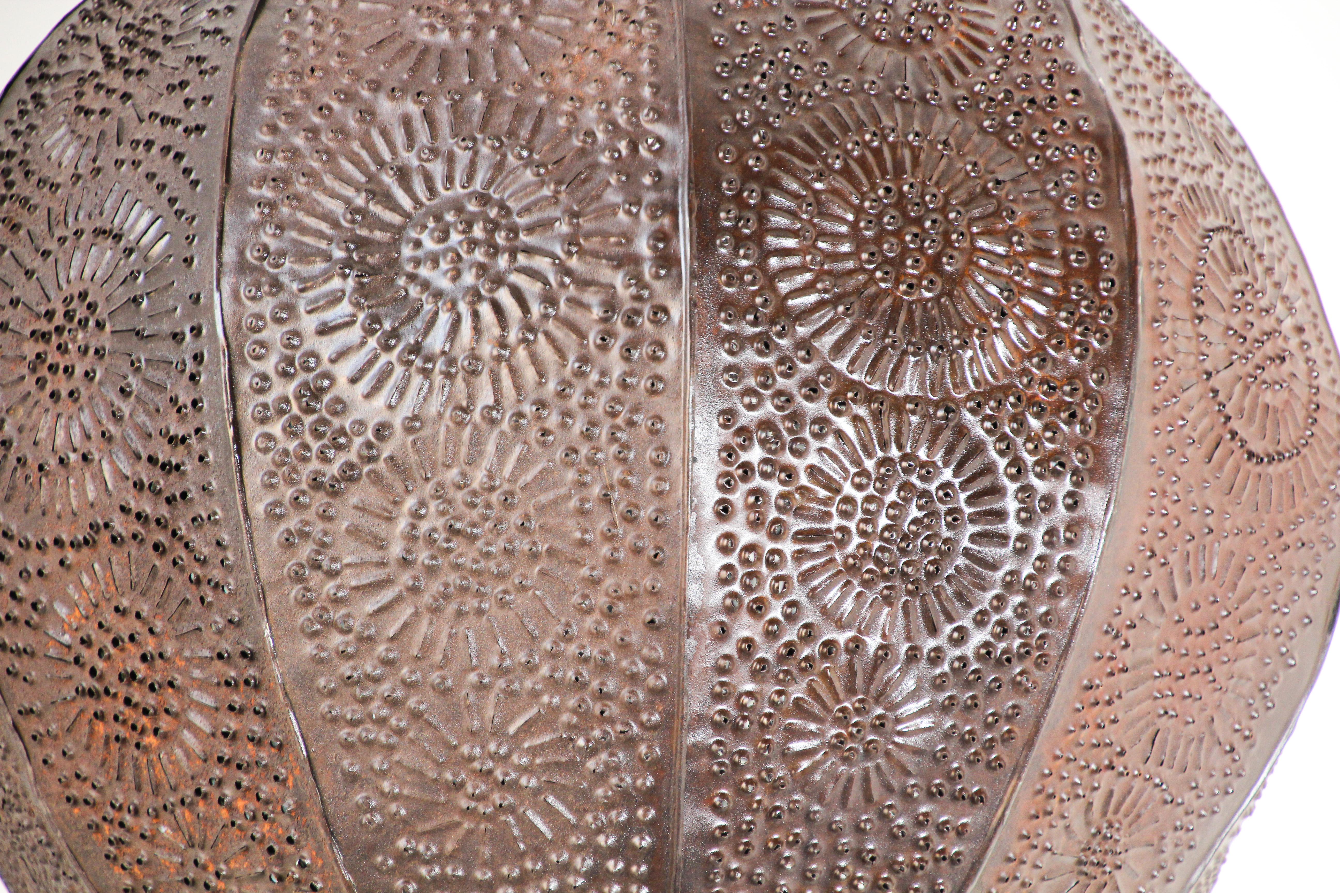 Handgefertigte marokkanische Metallkugel-Hängelampe, Nordafrika im Angebot 10