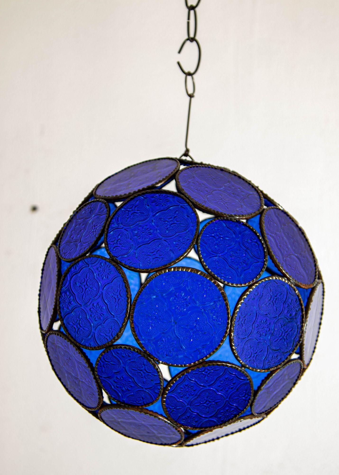 Handgefertigte marokkanische maurische Kugellaterne aus Glas mit blauem Glas im Angebot 4