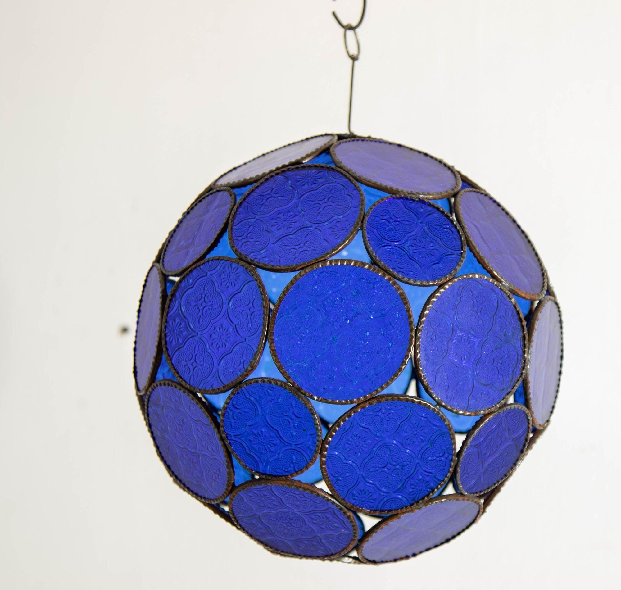 Handgefertigte marokkanische maurische Kugellaterne aus Glas mit blauem Glas im Angebot 7