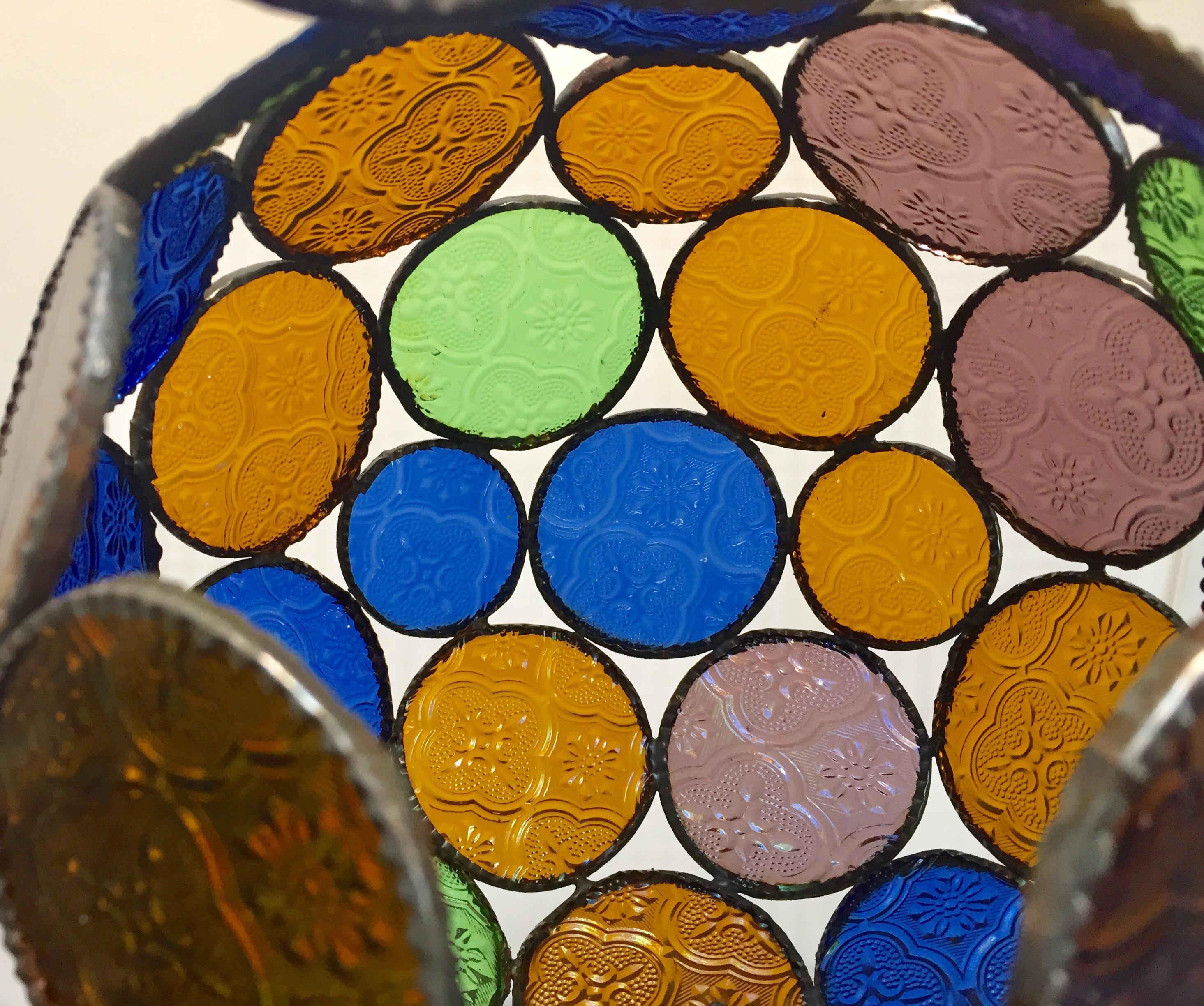 Lanterne d'orbe marocaine en verre mauresque multicolore fabriquée à la main en vente 10