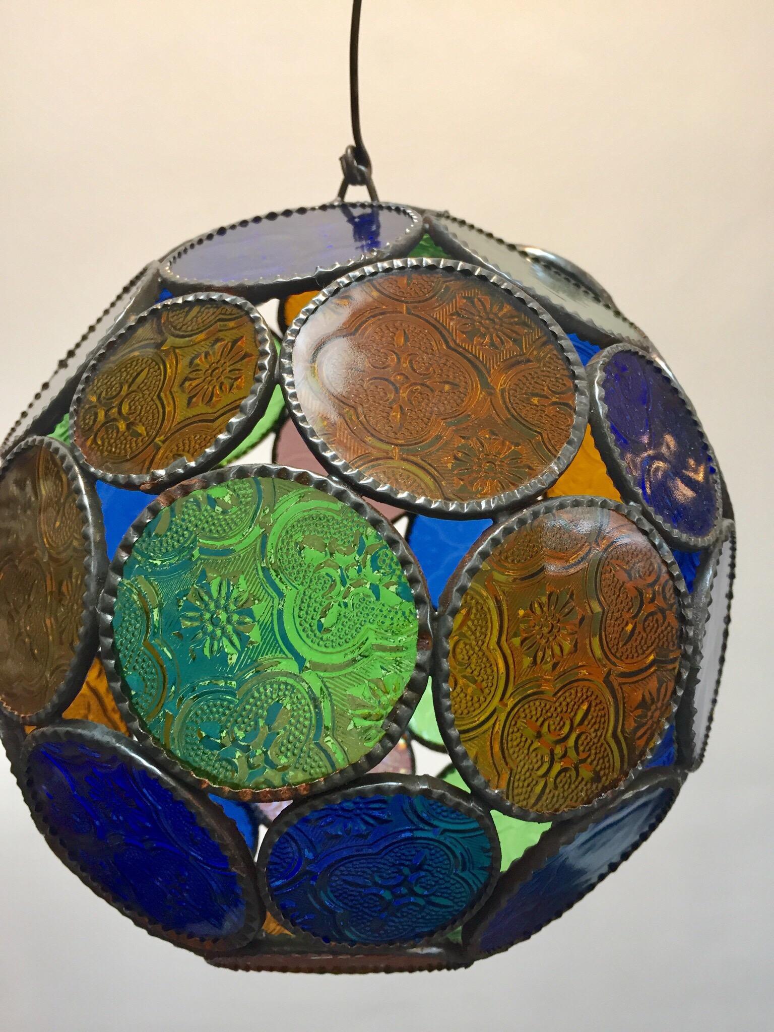 Mauresque Lanterne d'orbe marocaine en verre mauresque multicolore fabriquée à la main en vente