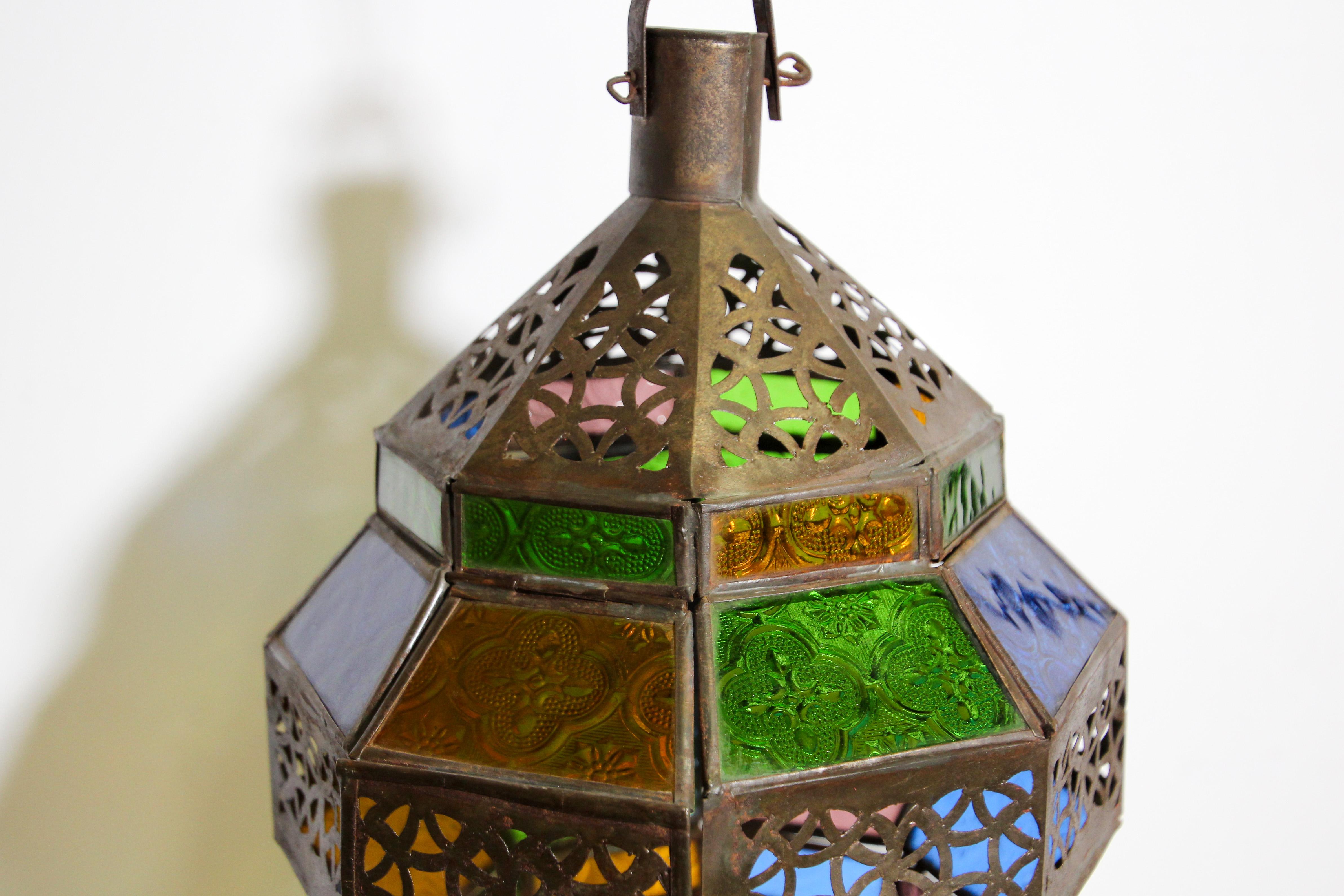 Lanterne marocaine octogonale en forme de diamant en verre multicolore, fabriquée à la main en vente 2