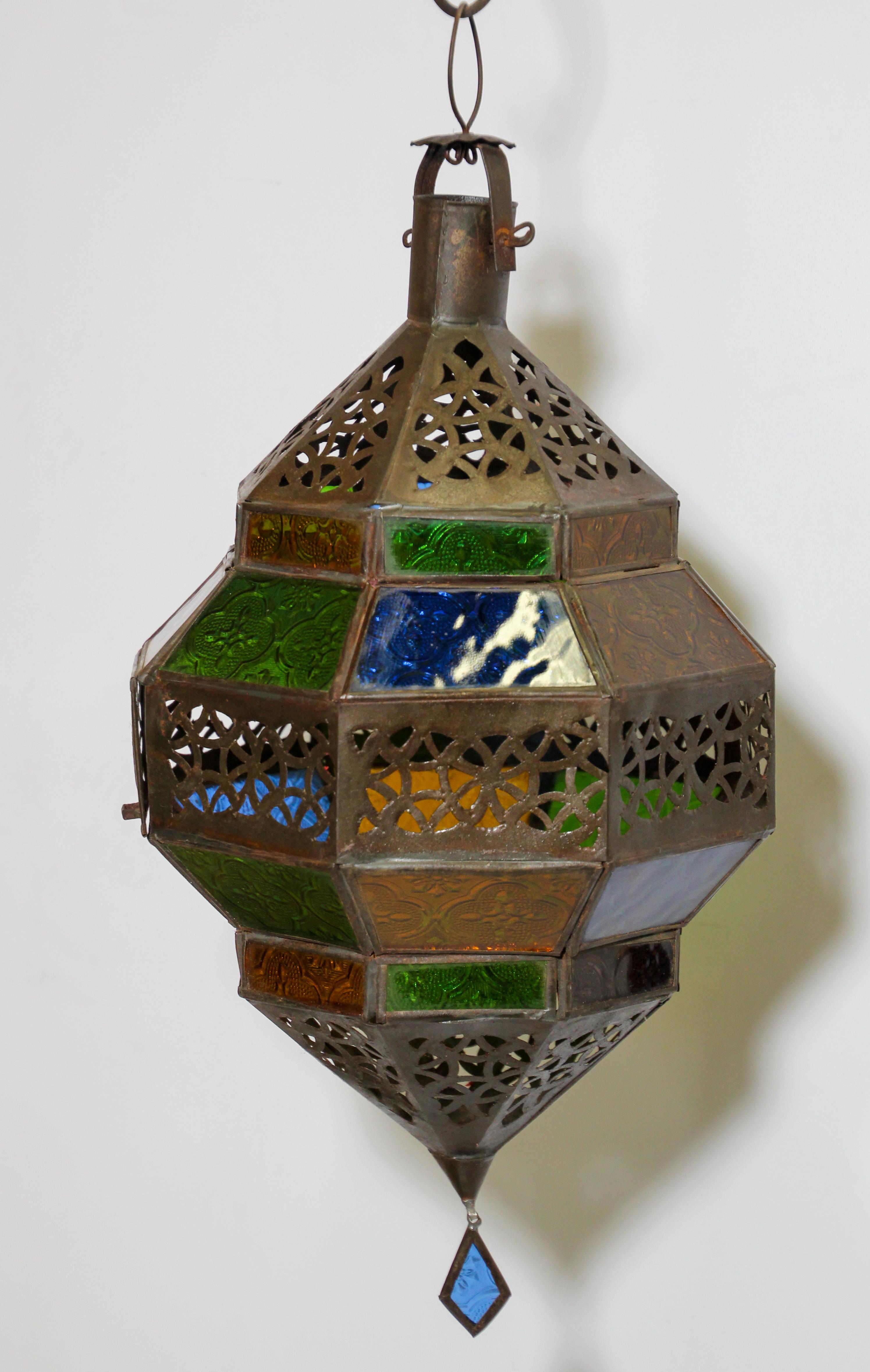 Marokkanische Laterne, handgefertigt in achteckiger Diamantform aus mehrfarbigem Glas  (Maurisch) im Angebot