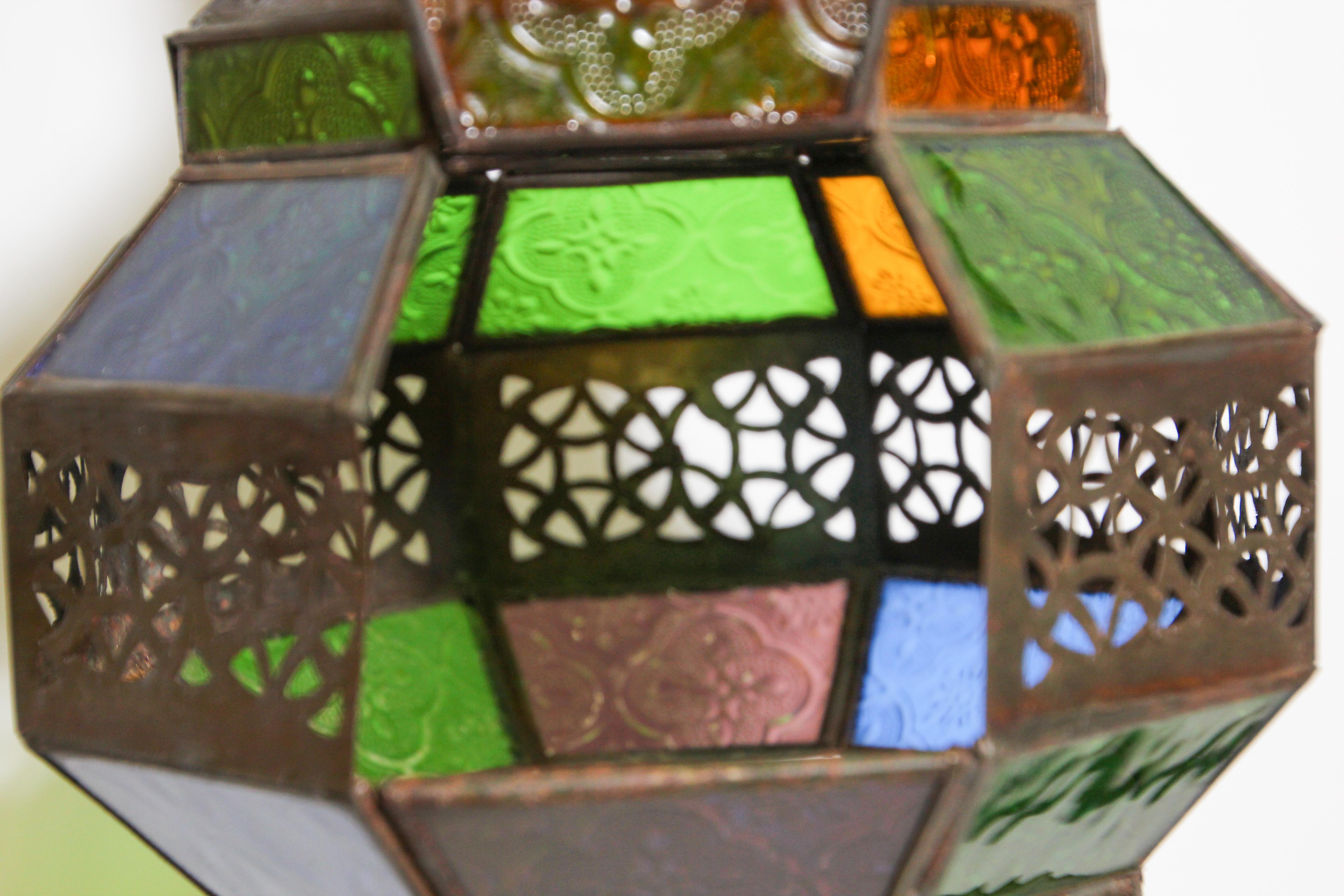 Marokkanische Laterne, handgefertigt in achteckiger Diamantform aus mehrfarbigem Glas  im Angebot 1