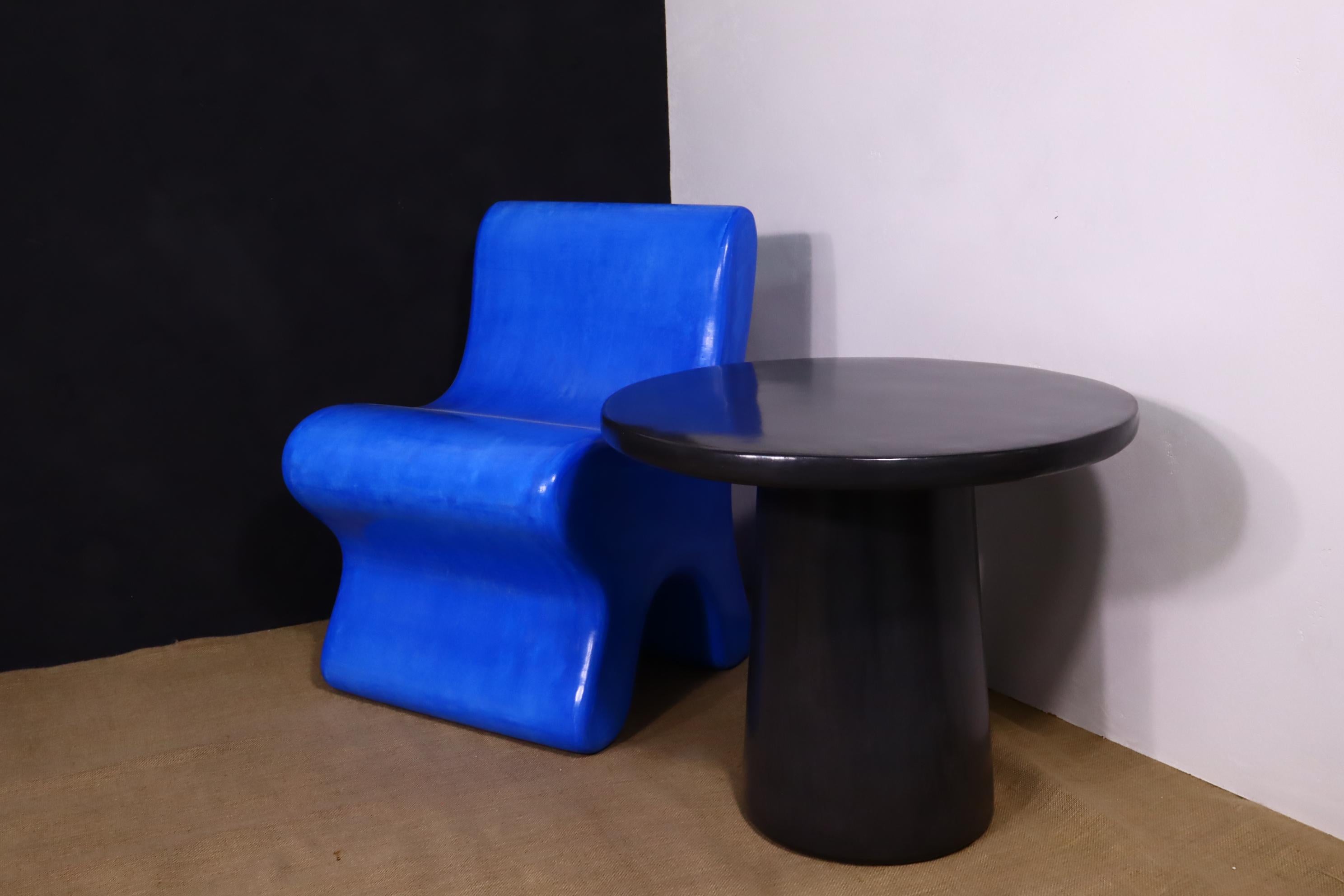 Silla artesanal marroquí de yeso Tadelakt en azul egipcio en venta 2