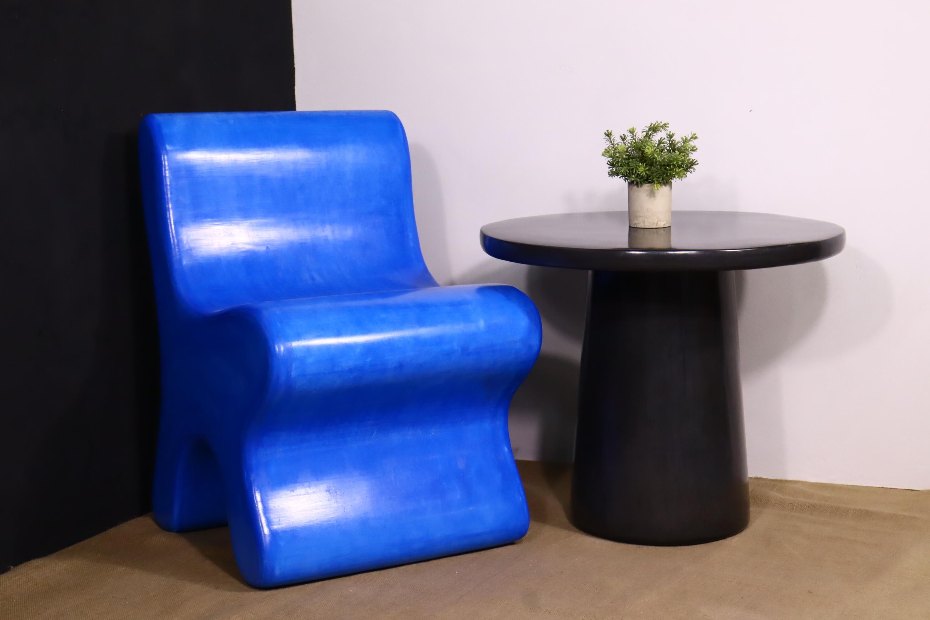 Haz una declaración audaz con nuestra silla de escayola azul egipcia hecha a mano, acabada en un tono profundo y cautivador. Elaboradas con la técnica tradicional del Tadelakt, cada pieza se moldea individualmente con materiales de origen local y