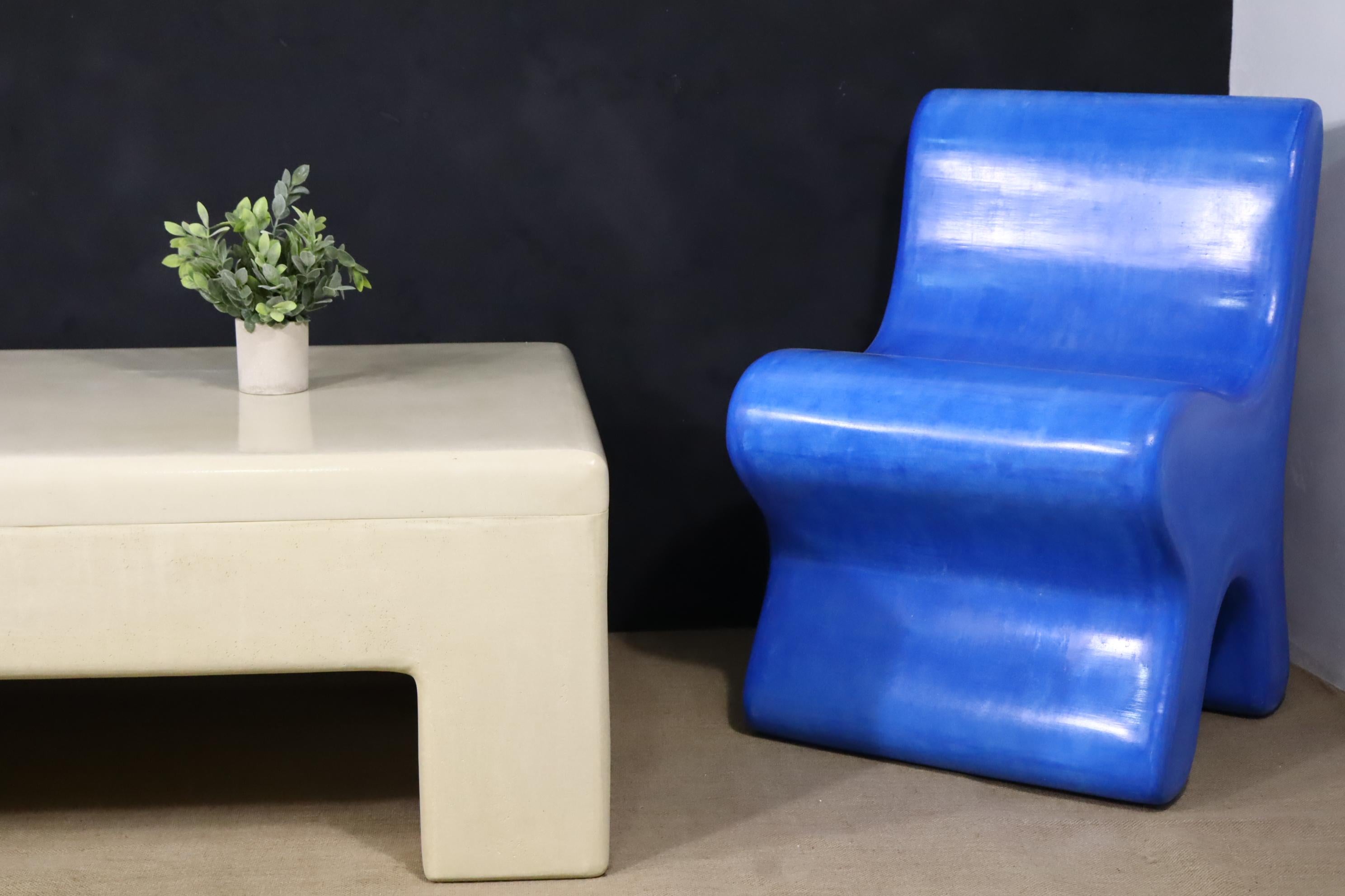Silla artesanal marroquí de yeso Tadelakt en azul egipcio Moderno de mediados de siglo en venta