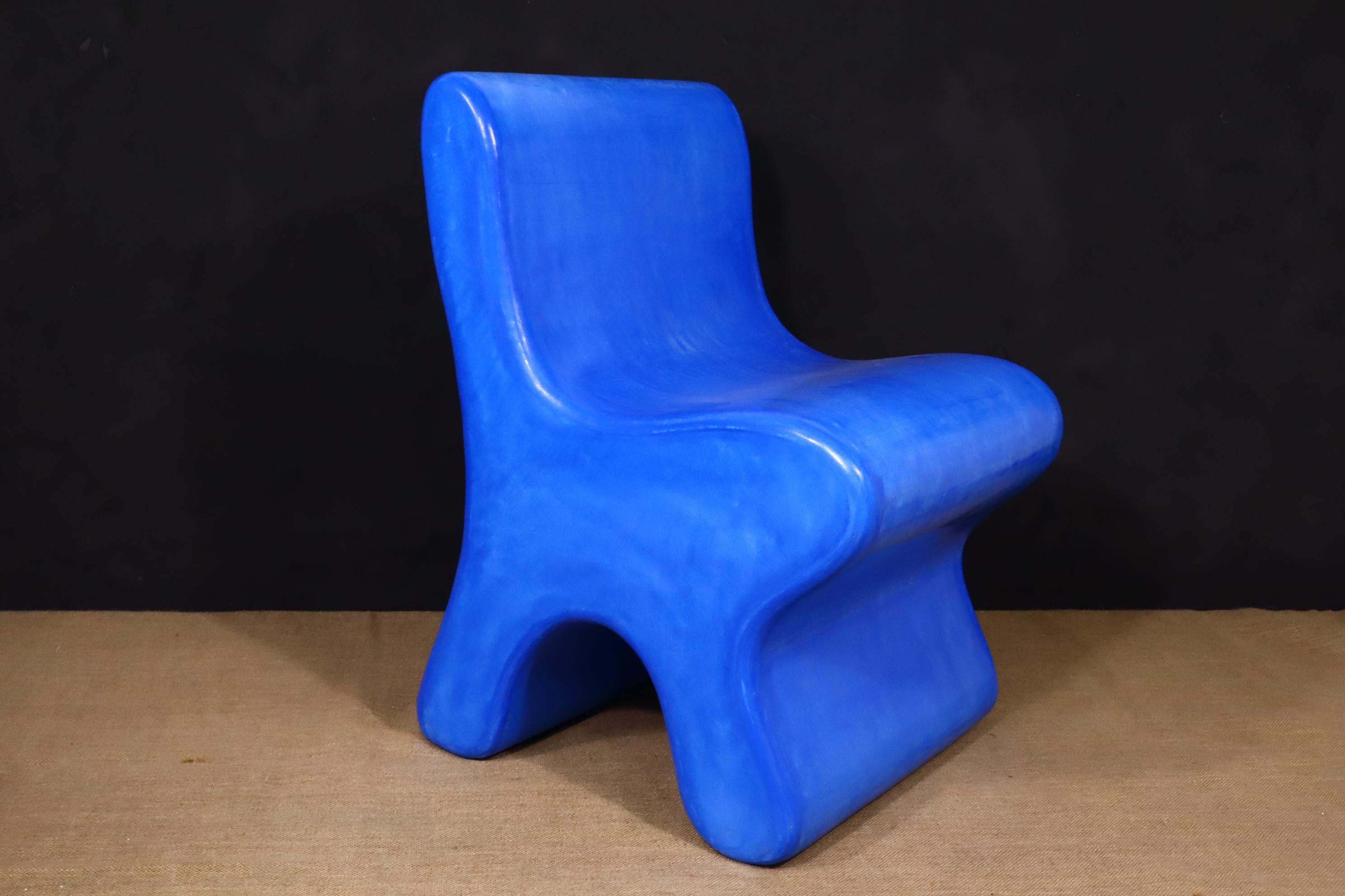 Silla artesanal marroquí de yeso Tadelakt en azul egipcio Estadounidense en venta