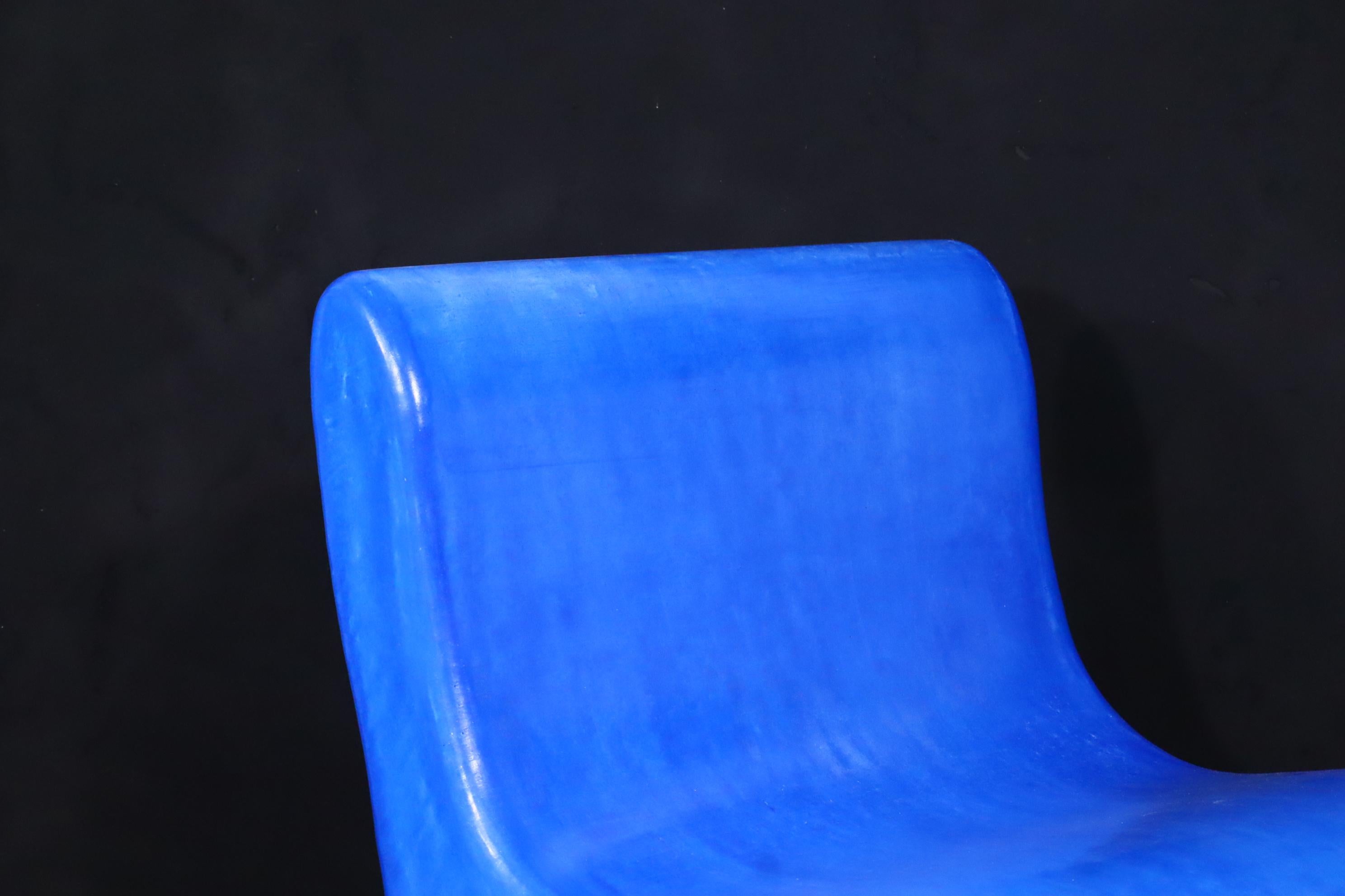 Silla artesanal marroquí de yeso Tadelakt en azul egipcio Tallado a mano en venta