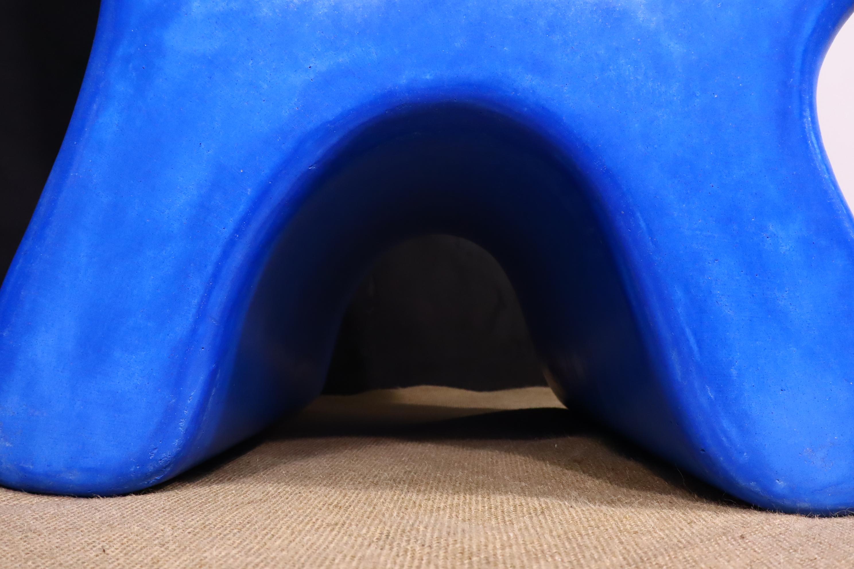 Silla artesanal marroquí de yeso Tadelakt en azul egipcio en Nuevo estado para la venta en Wilmington, DE