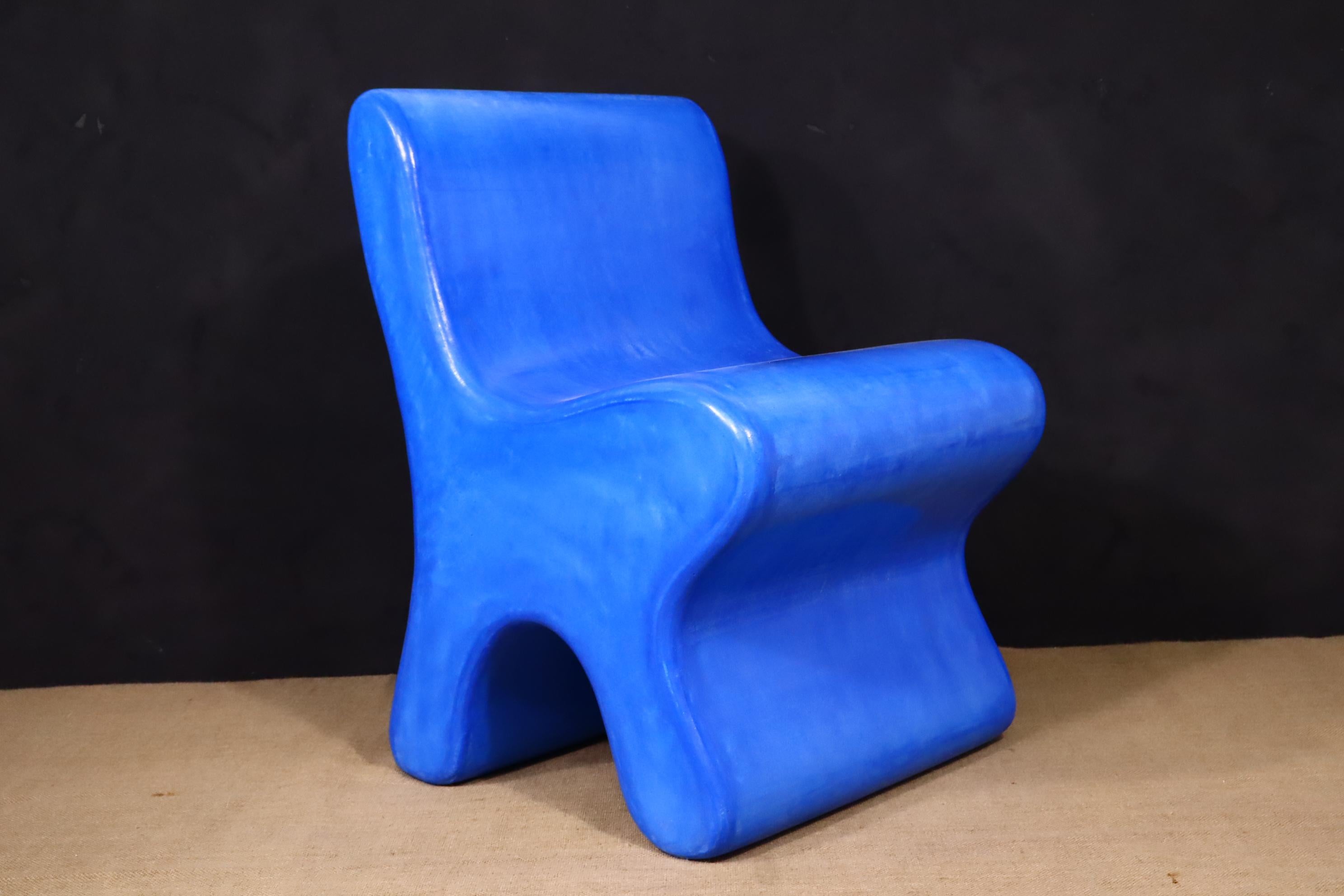 Silla artesanal marroquí de yeso Tadelakt en azul egipcio Siglo XXI y contemporáneo en venta
