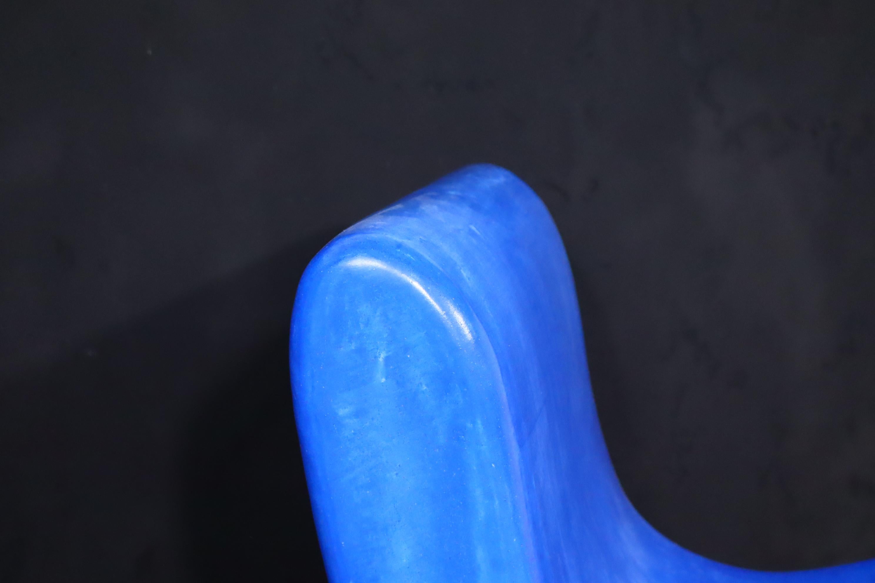 Silla artesanal marroquí de yeso Tadelakt en azul egipcio Caliza en venta