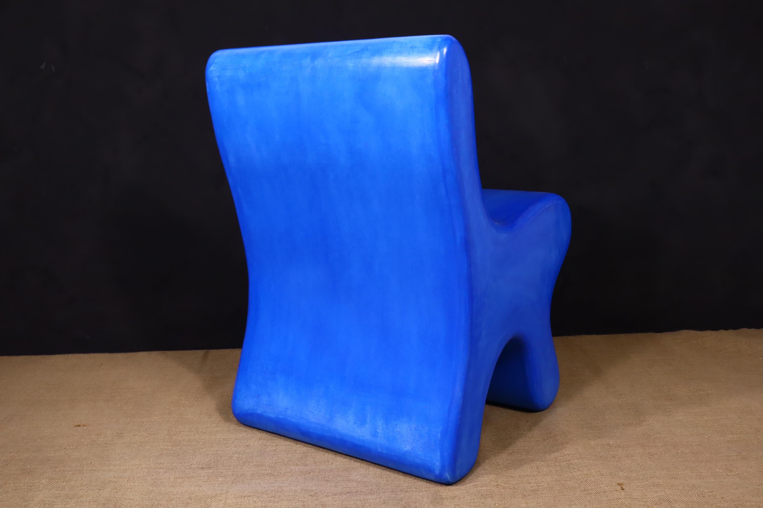 Silla artesanal marroquí de yeso Tadelakt en azul egipcio en venta 1