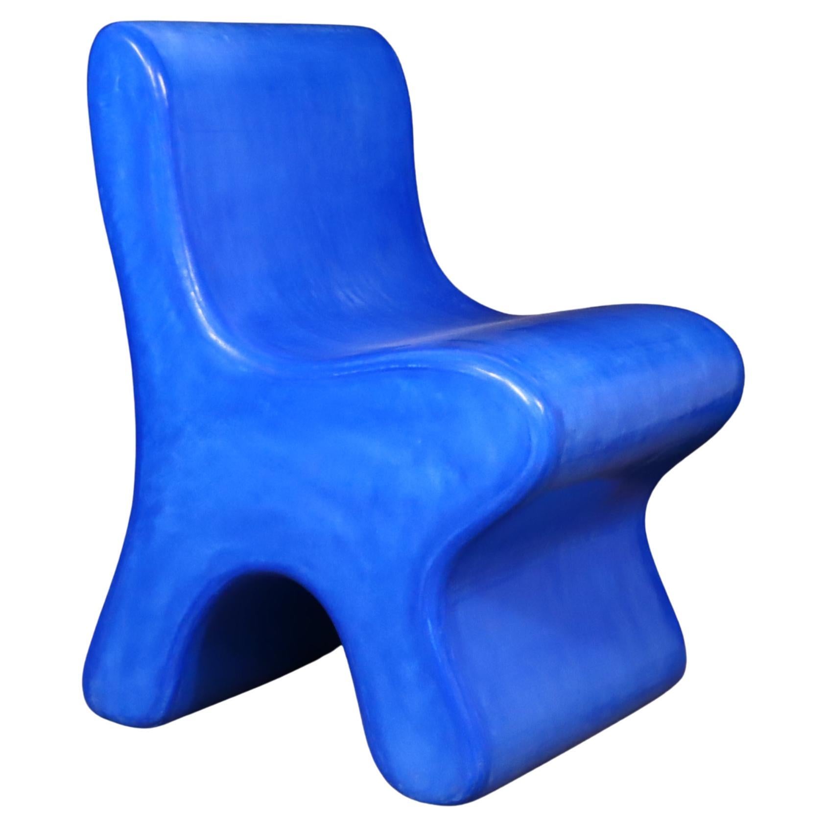 Silla artesanal marroquí de yeso Tadelakt en azul egipcio en venta