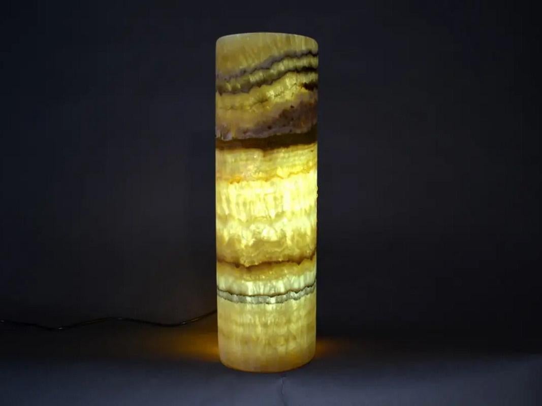 Handgefertigte zylindrische Onyx-Lampe, wunderschön aus einem einzigen Stück echten Onyx-Edelstein geschnitzt - jede einzigartige Onyx-Steinschale mischt natürliche Onyx-Schattierungen von Grün-, Weiß-, Honig-, Braun- und Burgundertönen. Reichhaltig