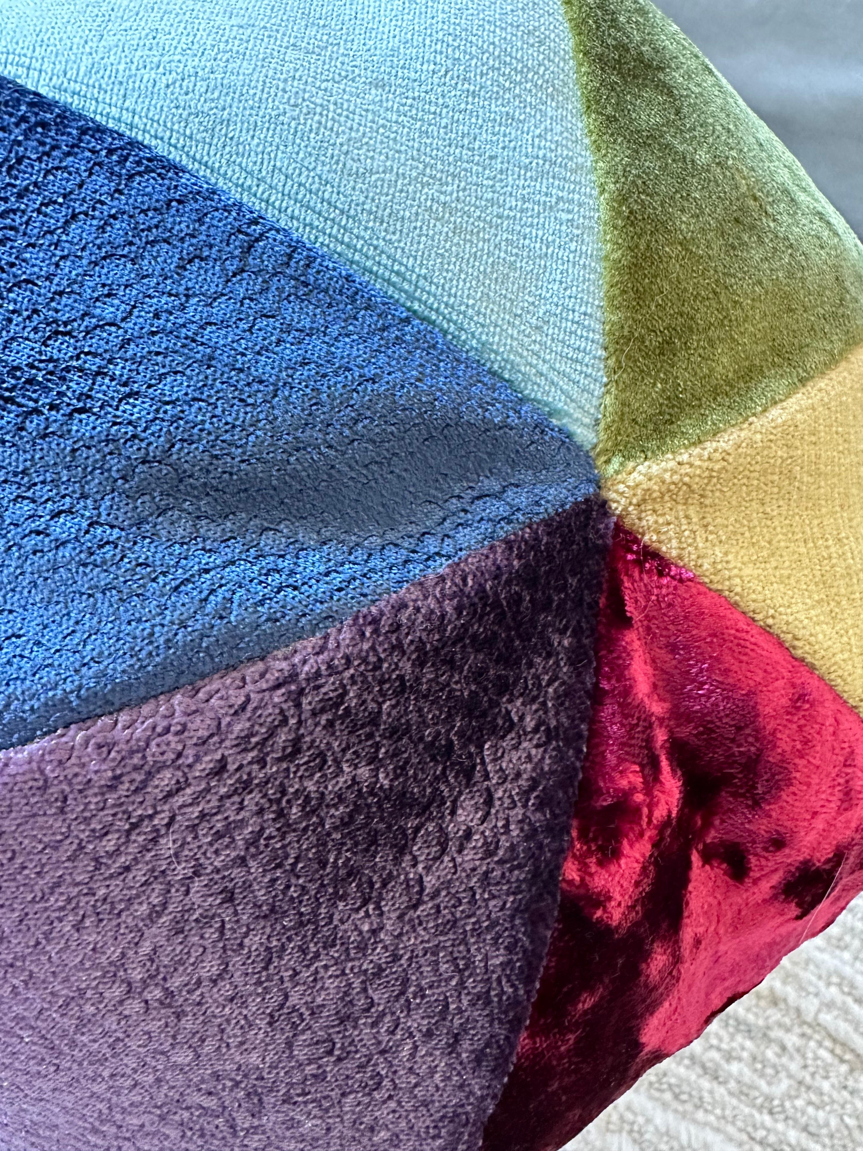 Kissenkugel aus strukturierten, mehrfarbigen Samt - PRISM- von Mar de Doce (Handgefertigt) im Angebot