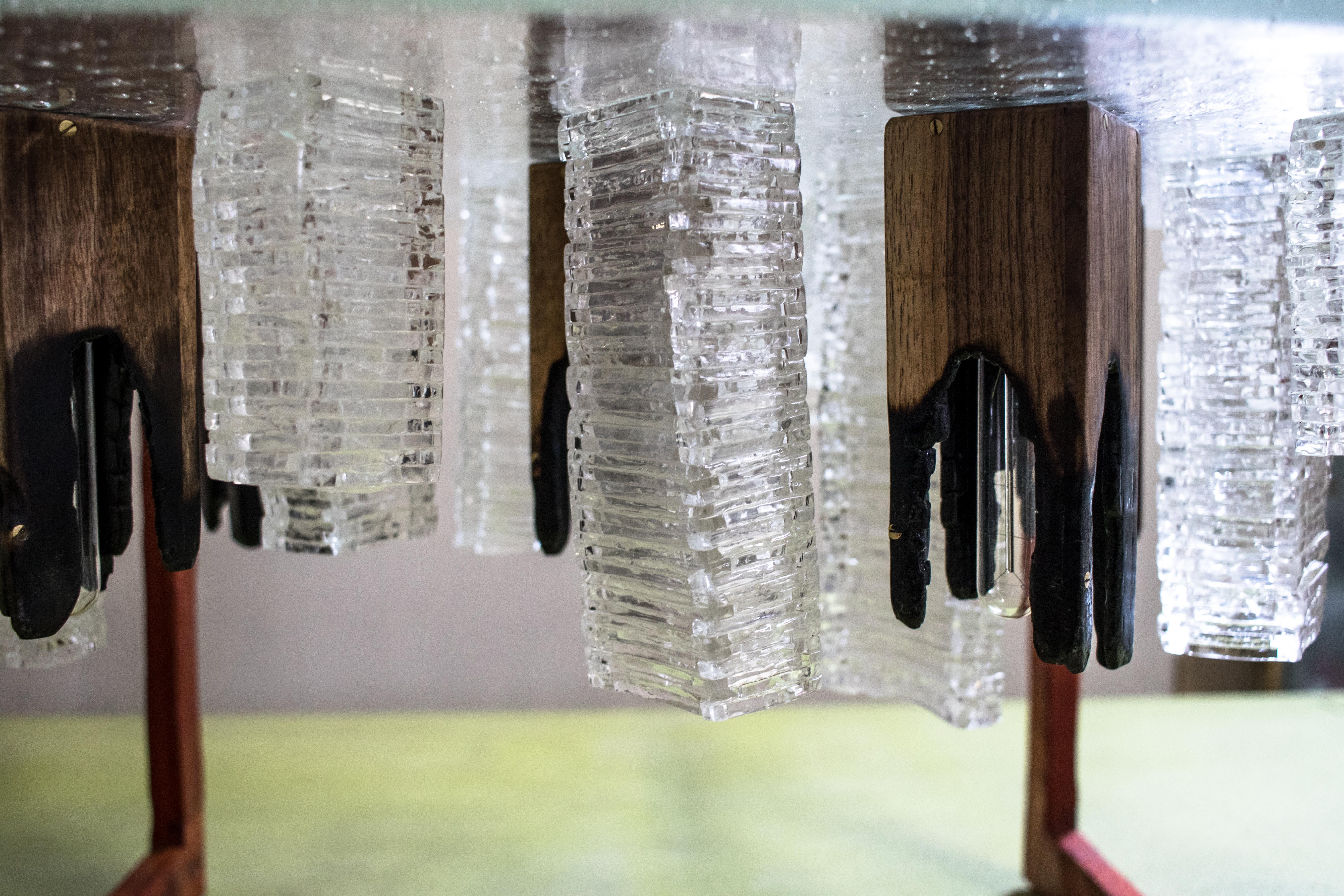 Araña Thule de cristal de Murano artesanal y madera quemada by Hillsideout Moderno en venta