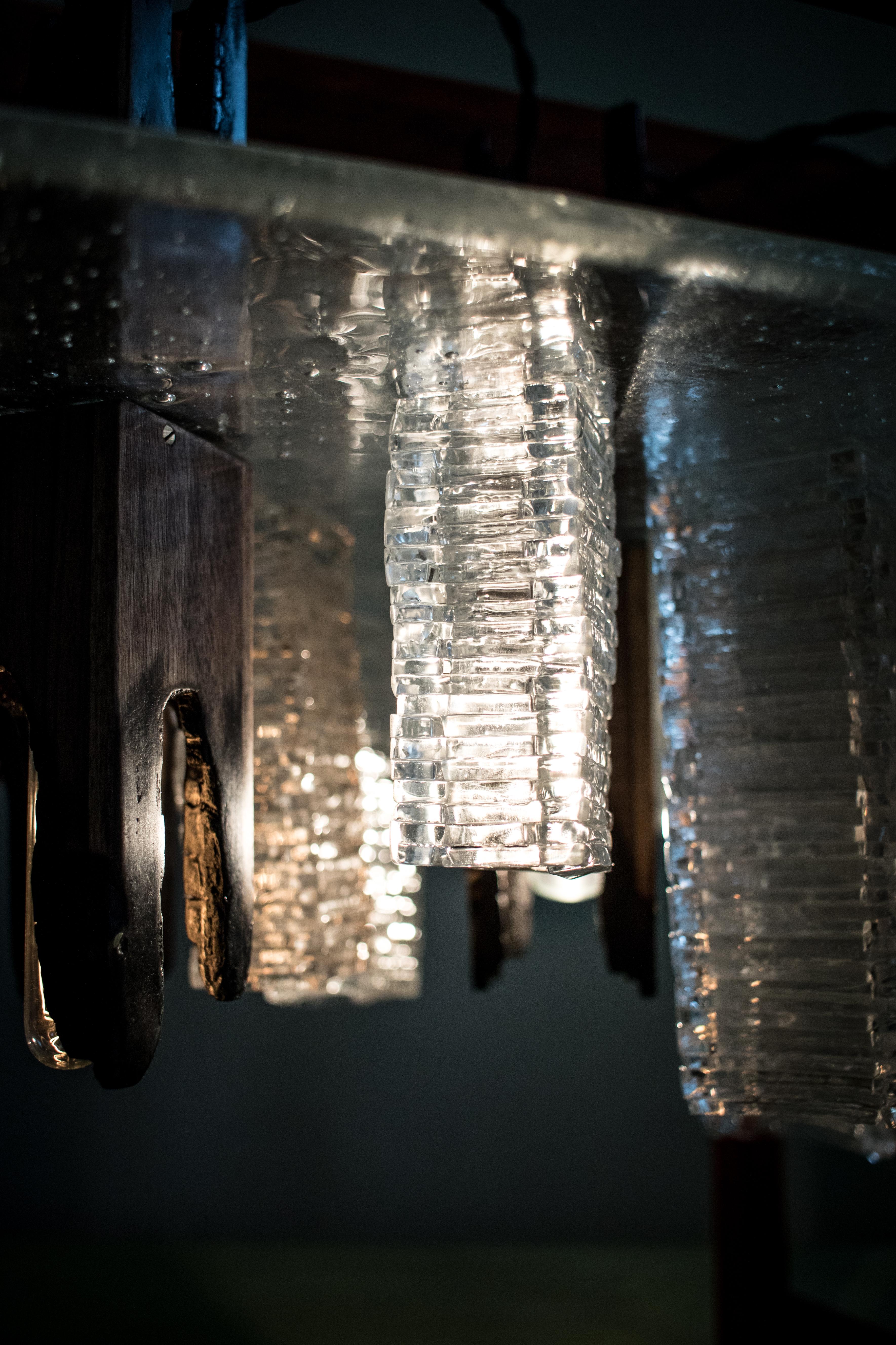 Araña Thule de cristal de Murano artesanal y madera quemada by Hillsideout Italiano en venta