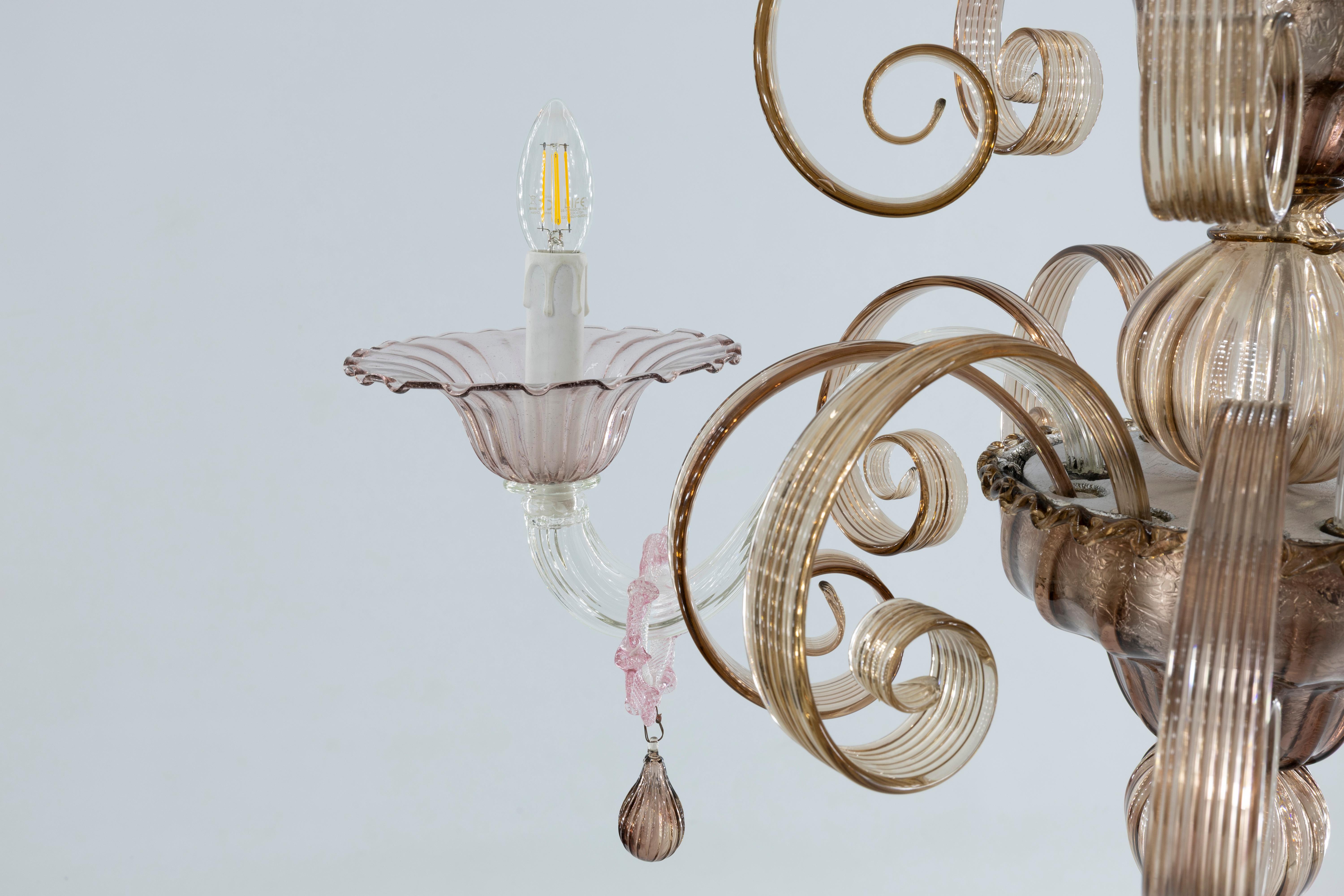 Fabrication artisanale  Lustre en verre de Murano, tourbillons d'ambre et détails roses doux, 20e en vente 2
