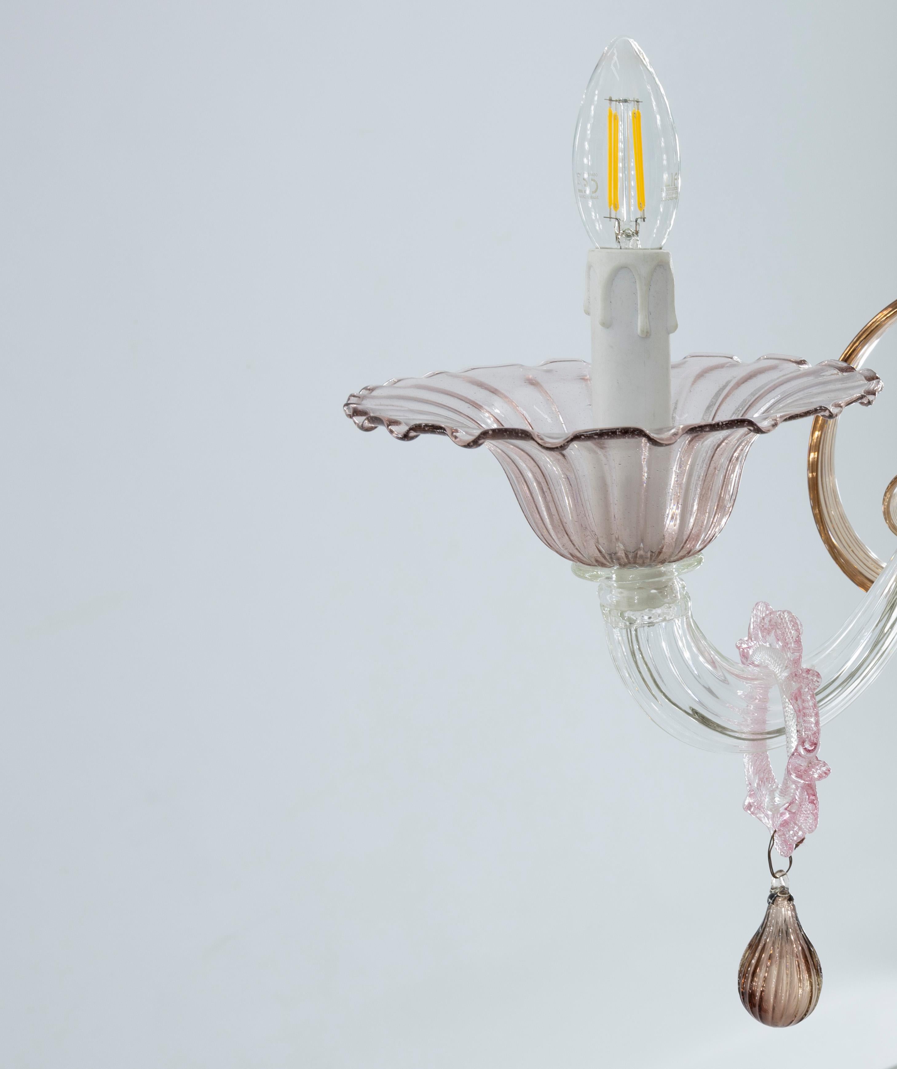 Fabrication artisanale  Lustre en verre de Murano, tourbillons d'ambre et détails roses doux, 20e en vente 3