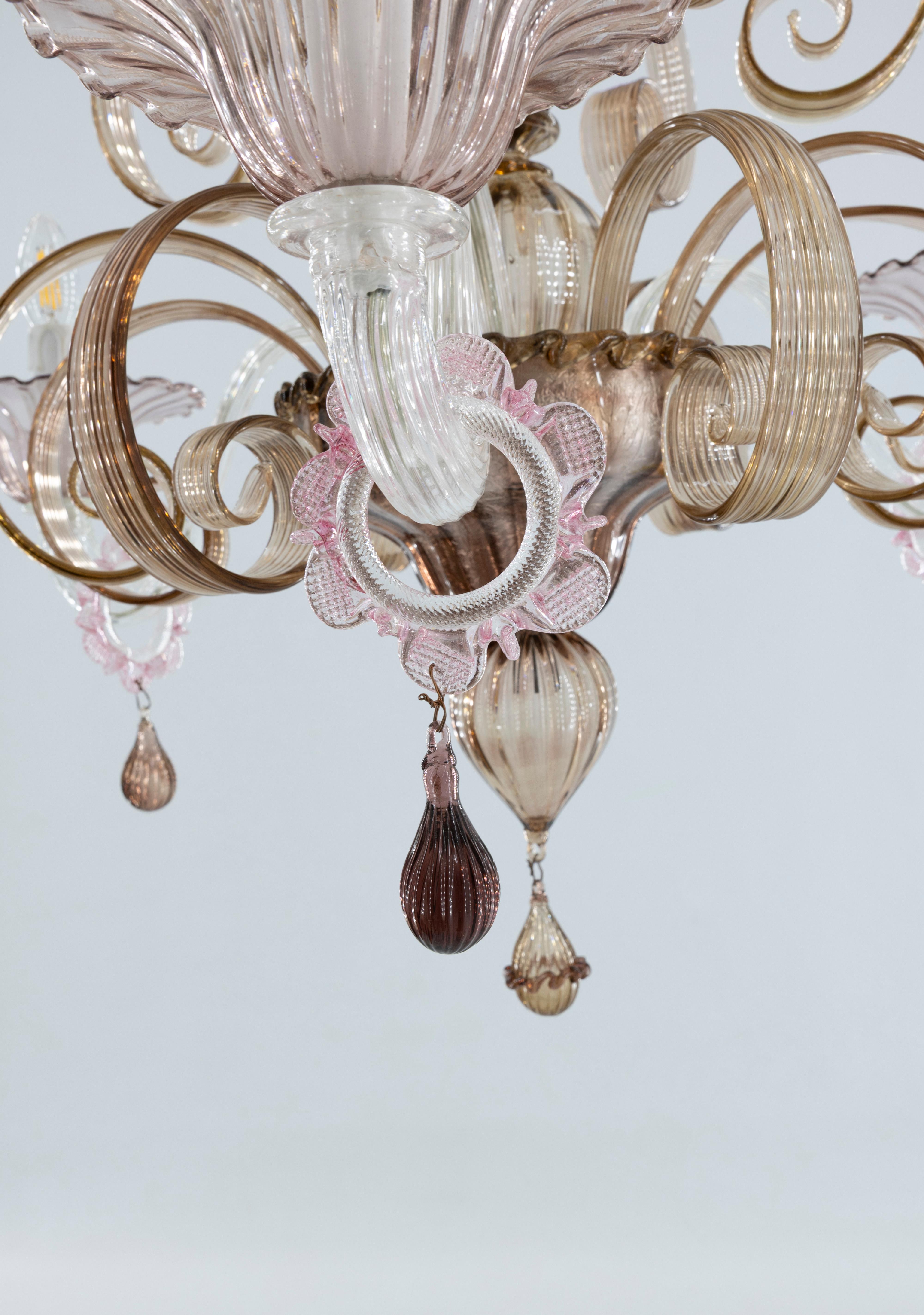 Fabrication artisanale  Lustre en verre de Murano, tourbillons d'ambre et détails roses doux, 20e en vente 4