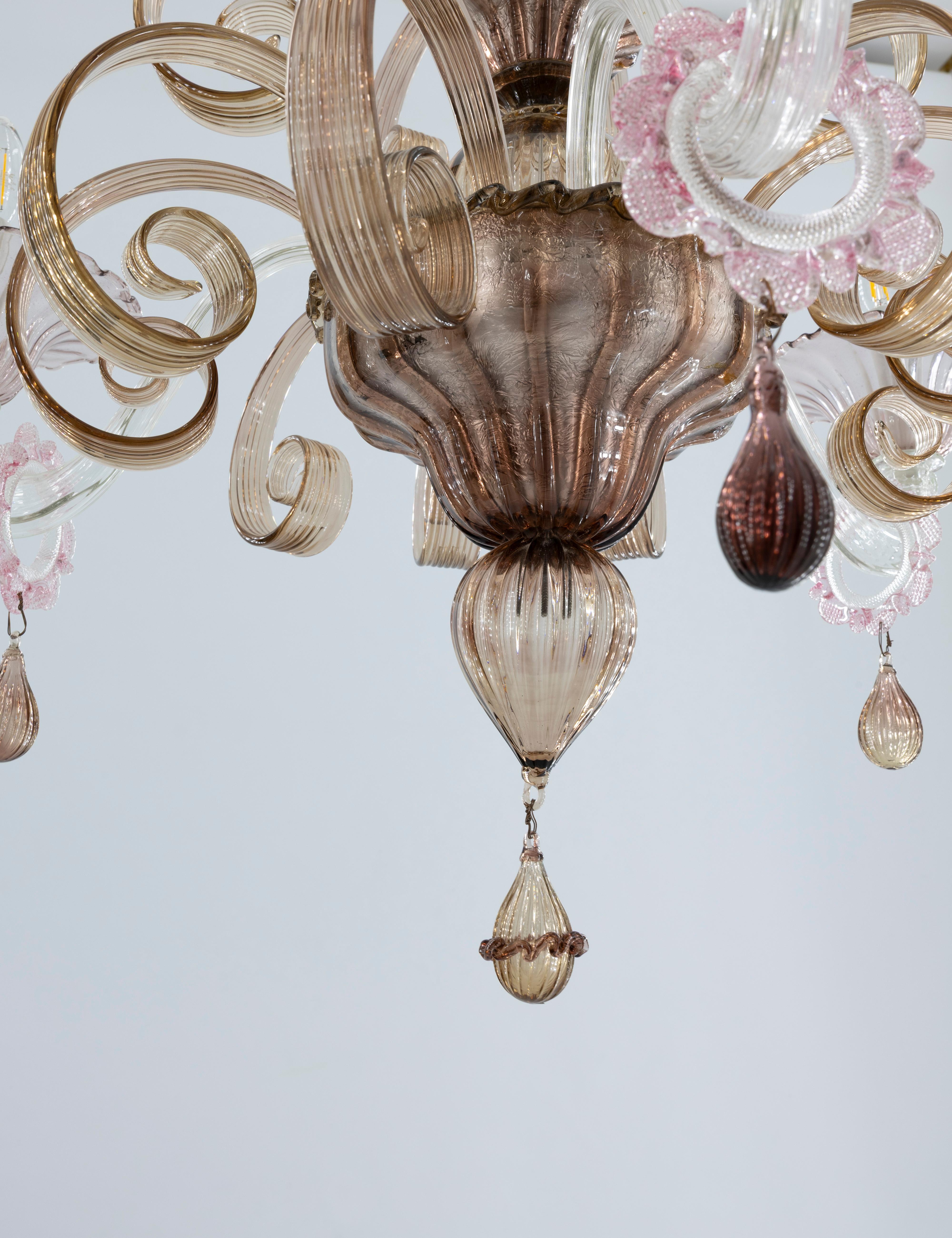 Fabrication artisanale  Lustre en verre de Murano, tourbillons d'ambre et détails roses doux, 20e en vente 5